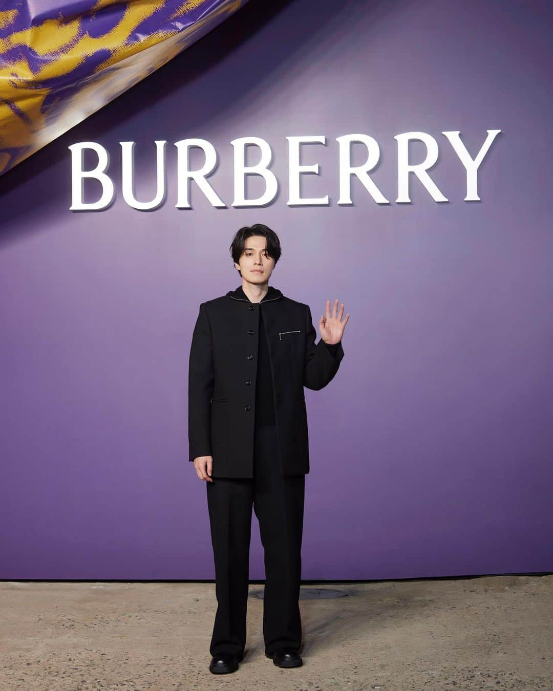 イ・ドンウクのインスタグラム：「- #AD #BurberryStreets #Burberry #버버리 @burberry」