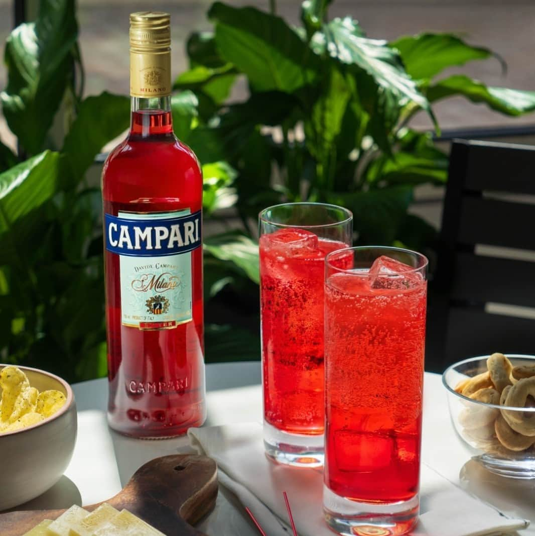 Campari Japanのインスタグラム：「心地よい季節のテラス席で、#カンパリソーダ で #アペリティーボ 。 ⁠ ⁠ 1915年にダヴィデ・カンパリ自身が開業したバール「 #カンパリーノ 」で最も人気のあったカクテル。シンプルで都会のアペリティーボには欠かせないカクテルの一つ。⁠ ⁠ -カンパリソーダ レシピ⁠ ⁠ ・#カンパリ　60ml（大さじ4杯）⁠ ⁠・ソーダ　適量（グラスに合わせて）⁠ ⁠・氷　適量⁠ ⁠・オレンジピール　お好みで⁠ ⁠ ご購入はプロフィールリンクのURL⁠ www.amazon.co.jp/campari から⁠ ⁠ 📸 @campariusa」