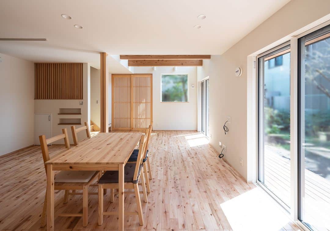 明友建設株式会社のインスタグラム：「床材と家具の統一感によりすっきりとしたお部屋になっています👀  【資料請求・お問い合わせ方法】 ①公式HPお問い合わせフォーム プロフィールURLにございます弊社HPリンクよりお問い合わせいただけます。 ②お電話 0120-593-678 受付時間：10:00~17:00(水曜・祝日を除く)  【毎日投稿】 他の投稿はこちら！➢➢➢@meiyu_kensetsu  #明友建設 #注文住宅 #工務店 #高性能住宅 #高断熱 #高気密 #自然素材 #無垢 #造作家具 #大泉学園 #練馬区 #デザイン住宅 #デザイン注文住宅 #新築一戸建て #一戸建て #建築 #建築デザイン #建築学生 #建築好きな人と繋がりたい #インテリア #インテリア好きな人と繋がりたい #造作家具  #インテリア家具 #マイホーム計画 #マイホーム計画中の人と繋がりたい #家づくり」