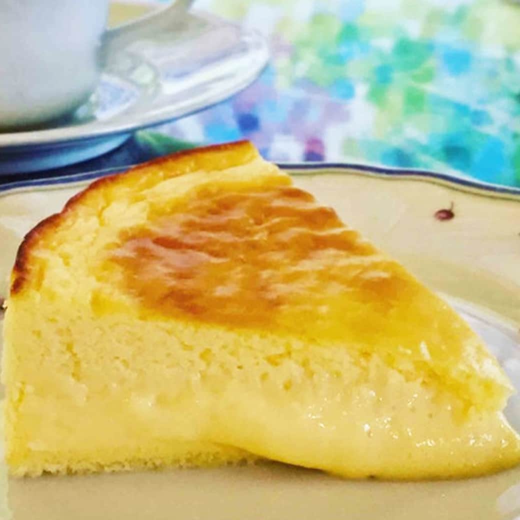 FABIAさんのインスタグラム写真 - (FABIAInstagram)「＼＼半熟がやみつきになるチーズケーキ♪🧀／／  名古屋市にある「Panari（パナリ） CAKE & CAFE」のチーズケーキ。  本場フランス産チーズをはじめとする素材にこだわり、一つひとつ丁寧に焼きあげたチーズケーキはトロトロの半熟感と酸味をおさえた濃厚な味わいがお楽しみいただけます♪  *─────────────────────* 「半熟とろりんチーズケーキ」 食べたくなった方は『🍰』を コメントして教えてくださいね♪ *─────────────────────*  🛒＜Panari CAKE&CAFE＞半熟とろりんチーズケーキ/4号サイズ(直径12cm) 【商品番号】 717565  ーーーーーーーーーーーーーーーーーーーーーーー 気になる商品は【保存】をすると、 後から見返せます♪ ーーーーーーーーーーーーーーーーーーーーーーー  @northmall_com は 「毎日の暮らしをちょっとおしゃれに、もっと楽しく。」 北欧雑貨やインテリア、ファッション、アウトドアグッズ、グルメなど… 見ているだけでワクワクするモノを常時1万アイテム以上取扱い中！ ライフスタイルに役立つ情報を皆様にお届けしています。 ぜひフォローして最新情報を受け取ってください✉️🦔  #northmall  #ノースモール  #グルメ #ノースモールのお取り寄せ #スイーツ #ケーキ #クリームチーズ #ギフト #チーズケーキ #半熟とろりんチーズケーキ #Panari」10月10日 18時00分 - northmall_com