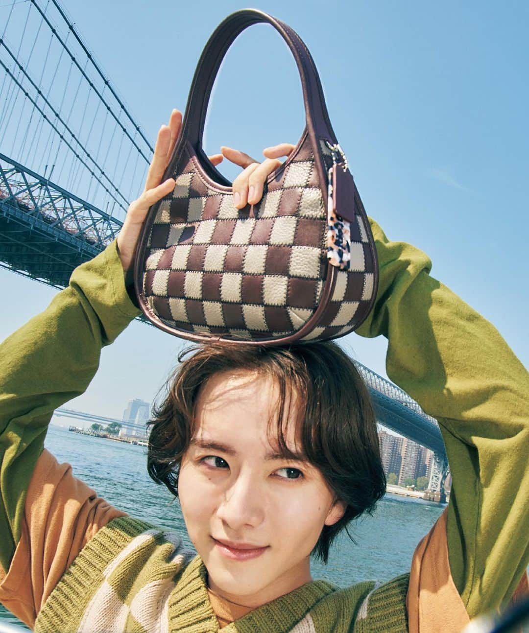 のインスタグラム：「今が未来をつくるCoachtopiaと板垣李光人の出会い 地球や環境に配慮したサステイナブルなライフスタイルが支持されるニューヨークで生まれたCoachtopia（コーチトピア）。廃棄を減らし、デザインや素材選びの初期段階から第二第三の活用方法を考える循環型システムを体現するブランドの精神は、Z世代を中心とした若者とのコラボレーションによってさらなる彩りと輝きを放っている。そんな新しいファッションムーブメントに運命的に引き寄せられるようにやって来た板垣李光人。コーチトピアの注目コレクションとともに、ニューヨークのストリートを駆け抜ける。   #板垣李光人 @itagakirihito_official  photography @saraimari724 styling @aki.maesato hair @shinarima makeup @ayaka_nihei  #nylonjapan #nylonguysjapan #nylonjp #caelumjp」