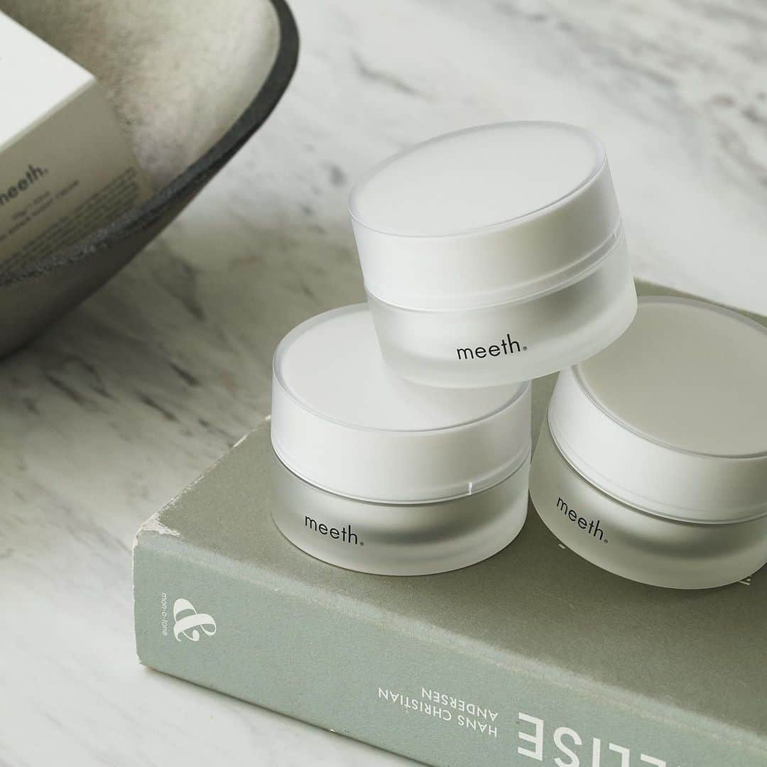 meethのインスタグラム：「. SKIN REPAIR NIGHT CREAM スキンリペア ナイトクリーム ＿＿＿＿＿＿＿＿＿＿＿＿＿＿  1日浴びたノイズをリセットしたい。 ブルーライトも利用する、集中ケアナイトクリーム。  紫外線や乾燥、外気の汚れなど、 日中の外的環境から受ける影響に 揺らがない肌づくりをサポート。  ■スキンリペア ナイトクリーム<夜用クリーム> 本体 容　量：30g 価　格：12,100円 (税込)  リフィル 価　格：11,550円 (税込)  美肌は1日にしてならず。続ける、の積み重ね。 定期購入では、より続けやすくお得に。 価　格：11,000円 (税込)  #meeth #skinrepairnightcream #スキンリペアナイトクリーム #美肌は最高のジュエリー #ナイトクリーム #光老化 #保湿 #保湿ケア  #夜用クリーム #ブルーライト」