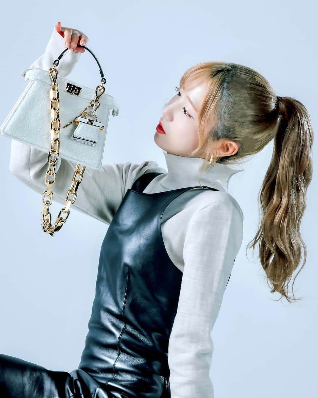 のインスタグラム：「.  @fendi のアイコンバッグ "ピーカブー"の もこもこ新作と撮影🐏🤍  お揃いのミニチャームもとってもかわいかったです☺︎  #FendiPeekaboo #PR」