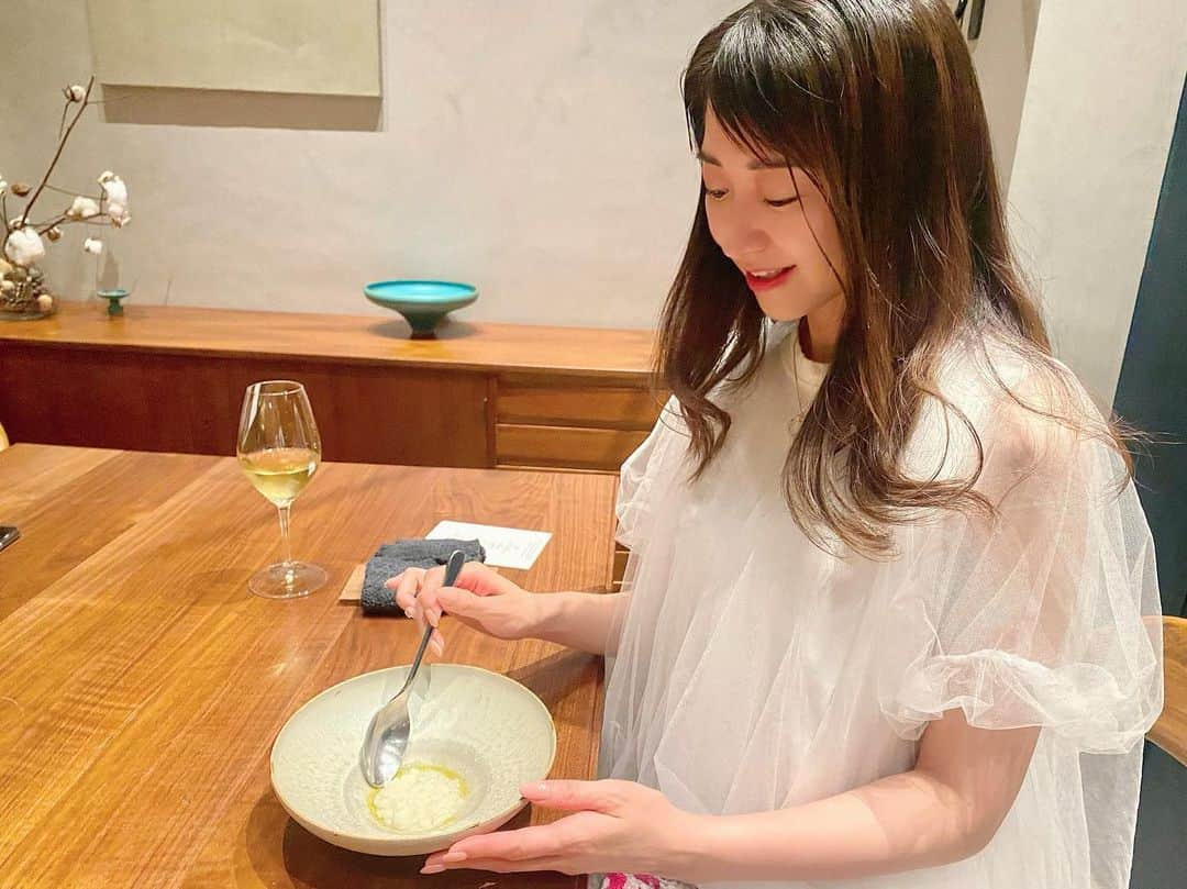 江辺香織さんのインスタグラム写真 - (江辺香織Instagram)「素敵なお店は、お料理の参考になる..🩷 そのまま再現はできなくても、感性は磨かれていくはず。  #hotels #tokyorestaurant #sio #michelin  #表参道 #青山 #鳥羽シェフ #スキャンダルネタを知らなすぎて驚かれる」10月10日 18時00分 - kaori.ebe