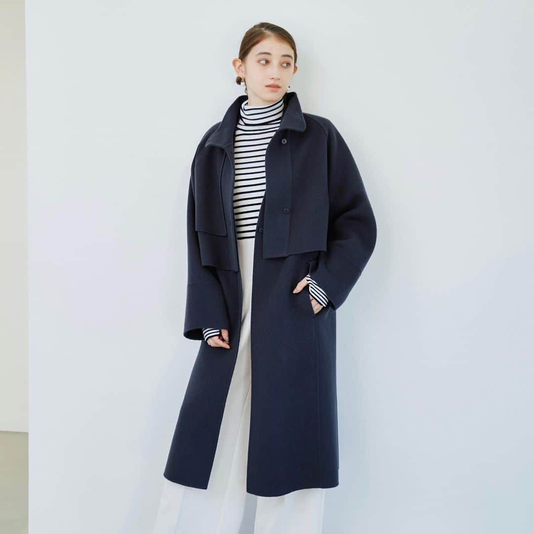 Stola. official accountさんのインスタグラム写真 - (Stola. official accountInstagram)「04 3way Long Coat  着回し力が抜群のロングコート。 ジレとして着れば秋から取り入れられ、冬本番まで長く活躍してくれます。 リバー仕立てのウール素材を使用することで、ロング丈でも非常に軽い着心地に。  ゆったりとしたアームホールが厚手のニットを重ねてももたつくことなくお召しいただけます。  #Stola.#ストラ #ロングコート#リバーコート#ロングコートコーデ#3way#スタンドカラー#カラーコート#冬コート #Stola_2023aw」10月10日 18時00分 - stola.jp