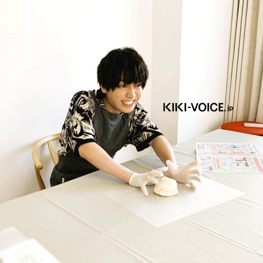 VOICE Newtypeさんのインスタグラム写真 - (VOICE NewtypeInstagram)「・ 「ボイスニュータイプ」のWEBサイト[KIKI]で連載中「#千葉翔也のバッチリしようや」 本日はスタッフが撮影したReading.85のオフショットを公開📸  .  第85回は読者の皆さんからいただくリクエスト数No.１の ＃お料理 企画。 今回は、#手打ちうどん づくりに挑戦です！  .  プロフィールのURLからKIKIにアクセス▶＠voice_newtype  連載記事は「Journal 連載」のバナーからチェックできます🥰  ▼記事URL https://kiki-voice.jp/journal/1710  .  #千葉翔也 #バッチリしようや #声優  #ボイスニュータイプ #voicenewtype #KIKIVOICEJP #うどん」10月10日 18時00分 - voice_newtype