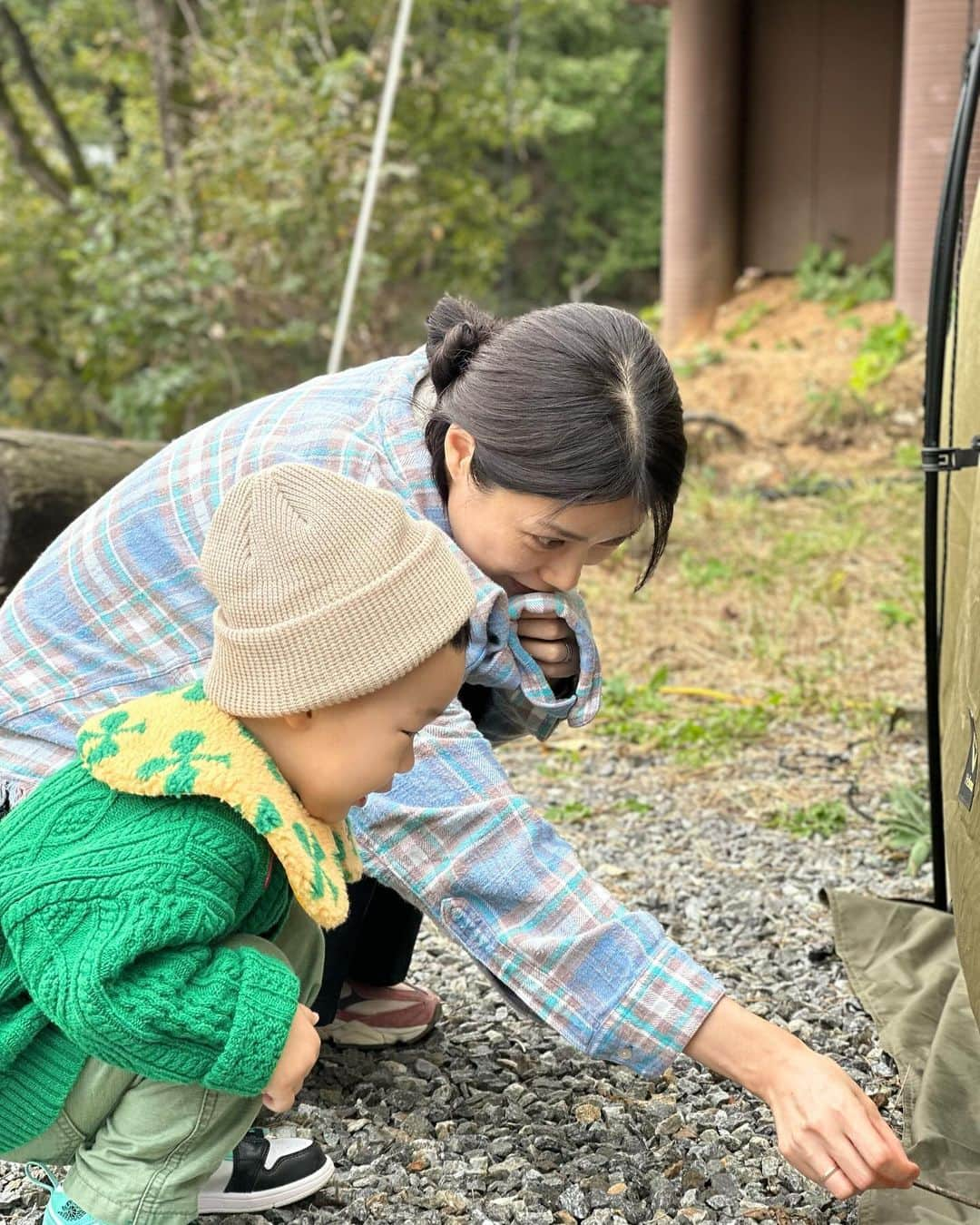 ミスラ・ジン のインスタグラム：「삼촌들 덕분에 최이든 첫 캠핑 성료 🏕️ #happymarket #hibrow #gripswany #trussgarage #slowpoke」