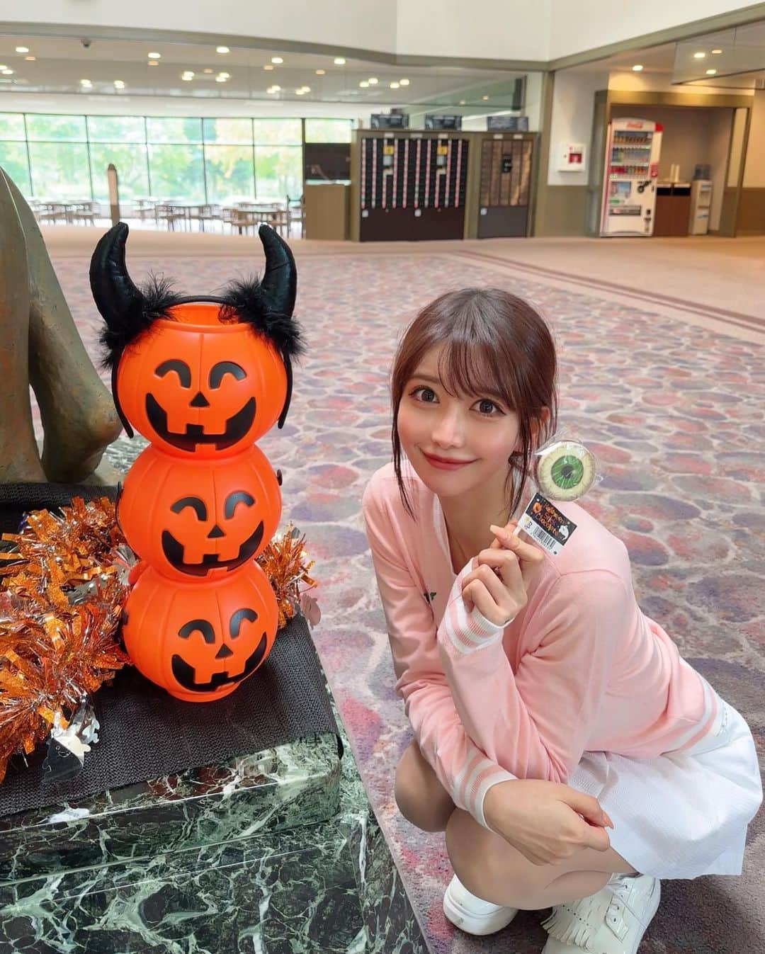 MAYUさんのインスタグラム写真 - (MAYUInstagram)「. 初めての北海道ゴルフ⛳️ 早来カントリー倶楽部に行ってきたよ🏌️‍♀️ 思ってたより寒かったな〜〜😵‍💫！ . スコアはなんと101🤣🤣 大変なことになってしまった、、 またリベンジしに行きたい✊🏻💫 . クラブハウス入ったところにハロウィンの装飾がしてあってかわいかった🎃🖤 月末はハロウィンだもんね〜🎃 手に持ってるのは目玉のチョコ👁️ . . ウェアは @fairliar_official  淡いピンクがかわいくてお気に入り🩷🤍 柔らかくて着心地も良い🩷 . . #ゴルフ女子#ゴルフ#ゴルフウェア#ゴルフ場#北海道#北海道旅行#北海道ゴルフ#早来カントリー倶楽部#golf#golfwear#golflife#golfaddict#golfclub#golfstagram#fairliar#japan#hokkaido」10月10日 18時02分 - mayu.kina_golf