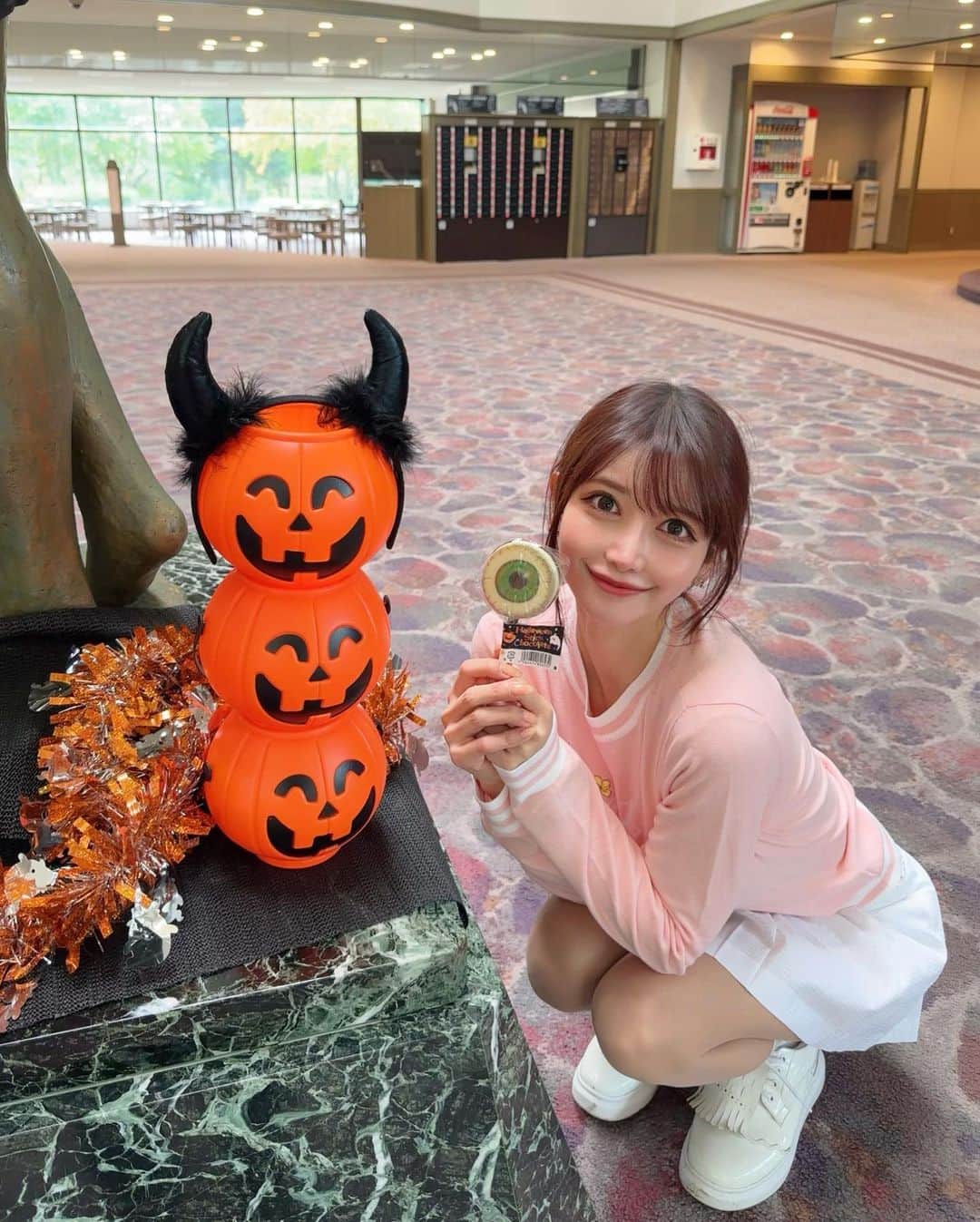 MAYUさんのインスタグラム写真 - (MAYUInstagram)「. 初めての北海道ゴルフ⛳️ 早来カントリー倶楽部に行ってきたよ🏌️‍♀️ 思ってたより寒かったな〜〜😵‍💫！ . スコアはなんと101🤣🤣 大変なことになってしまった、、 またリベンジしに行きたい✊🏻💫 . クラブハウス入ったところにハロウィンの装飾がしてあってかわいかった🎃🖤 月末はハロウィンだもんね〜🎃 手に持ってるのは目玉のチョコ👁️ . . ウェアは @fairliar_official  淡いピンクがかわいくてお気に入り🩷🤍 柔らかくて着心地も良い🩷 . . #ゴルフ女子#ゴルフ#ゴルフウェア#ゴルフ場#北海道#北海道旅行#北海道ゴルフ#早来カントリー倶楽部#golf#golfwear#golflife#golfaddict#golfclub#golfstagram#fairliar#japan#hokkaido」10月10日 18時02分 - mayu.kina_golf