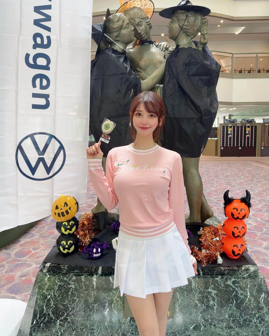 MAYUさんのインスタグラム写真 - (MAYUInstagram)「. 初めての北海道ゴルフ⛳️ 早来カントリー倶楽部に行ってきたよ🏌️‍♀️ 思ってたより寒かったな〜〜😵‍💫！ . スコアはなんと101🤣🤣 大変なことになってしまった、、 またリベンジしに行きたい✊🏻💫 . クラブハウス入ったところにハロウィンの装飾がしてあってかわいかった🎃🖤 月末はハロウィンだもんね〜🎃 手に持ってるのは目玉のチョコ👁️ . . ウェアは @fairliar_official  淡いピンクがかわいくてお気に入り🩷🤍 柔らかくて着心地も良い🩷 . . #ゴルフ女子#ゴルフ#ゴルフウェア#ゴルフ場#北海道#北海道旅行#北海道ゴルフ#早来カントリー倶楽部#golf#golfwear#golflife#golfaddict#golfclub#golfstagram#fairliar#japan#hokkaido」10月10日 18時02分 - mayu.kina_golf