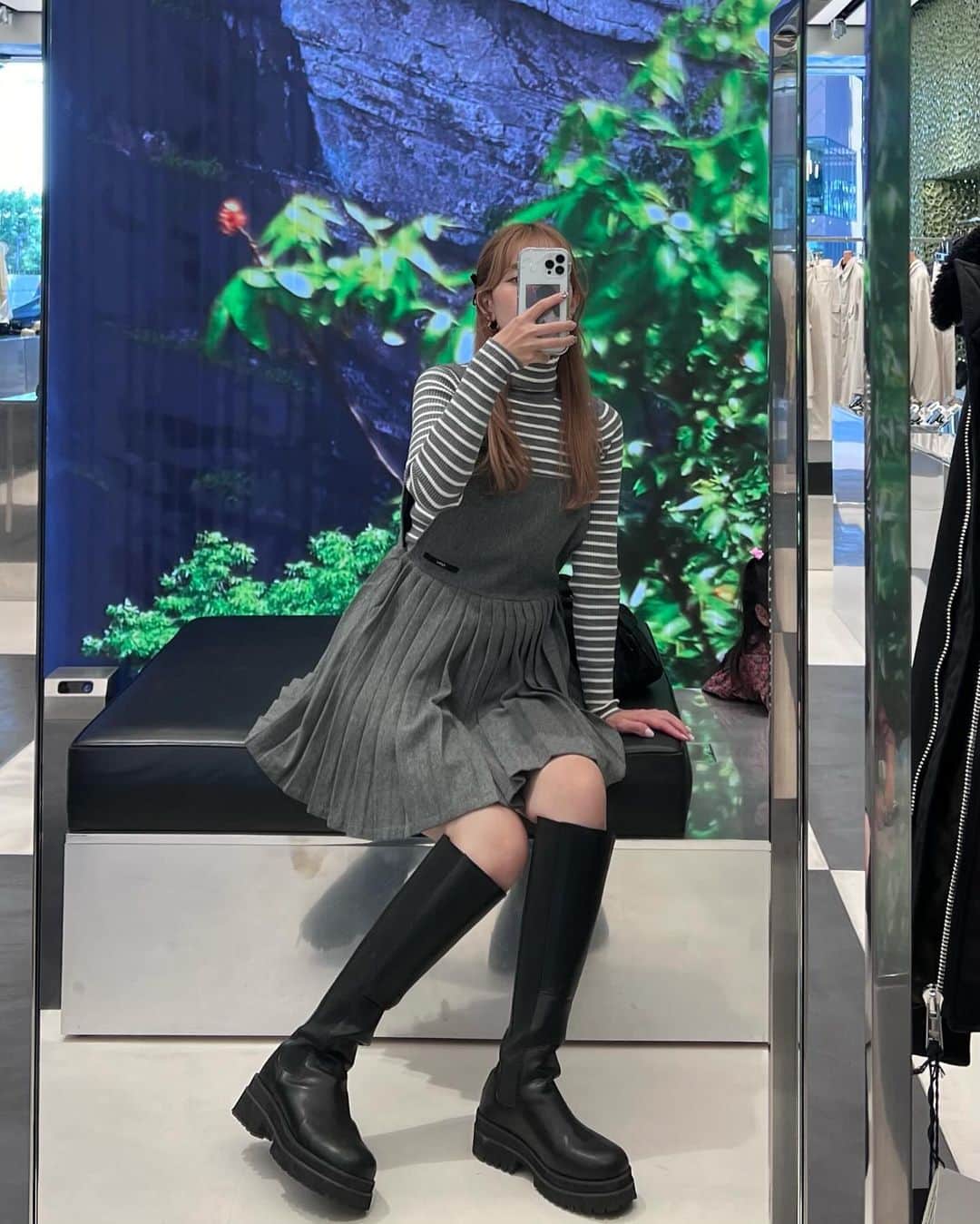 目見田早弥子のインスタグラム：「🩶🤍 tops,dress @epineofficial  boots @amail_official」