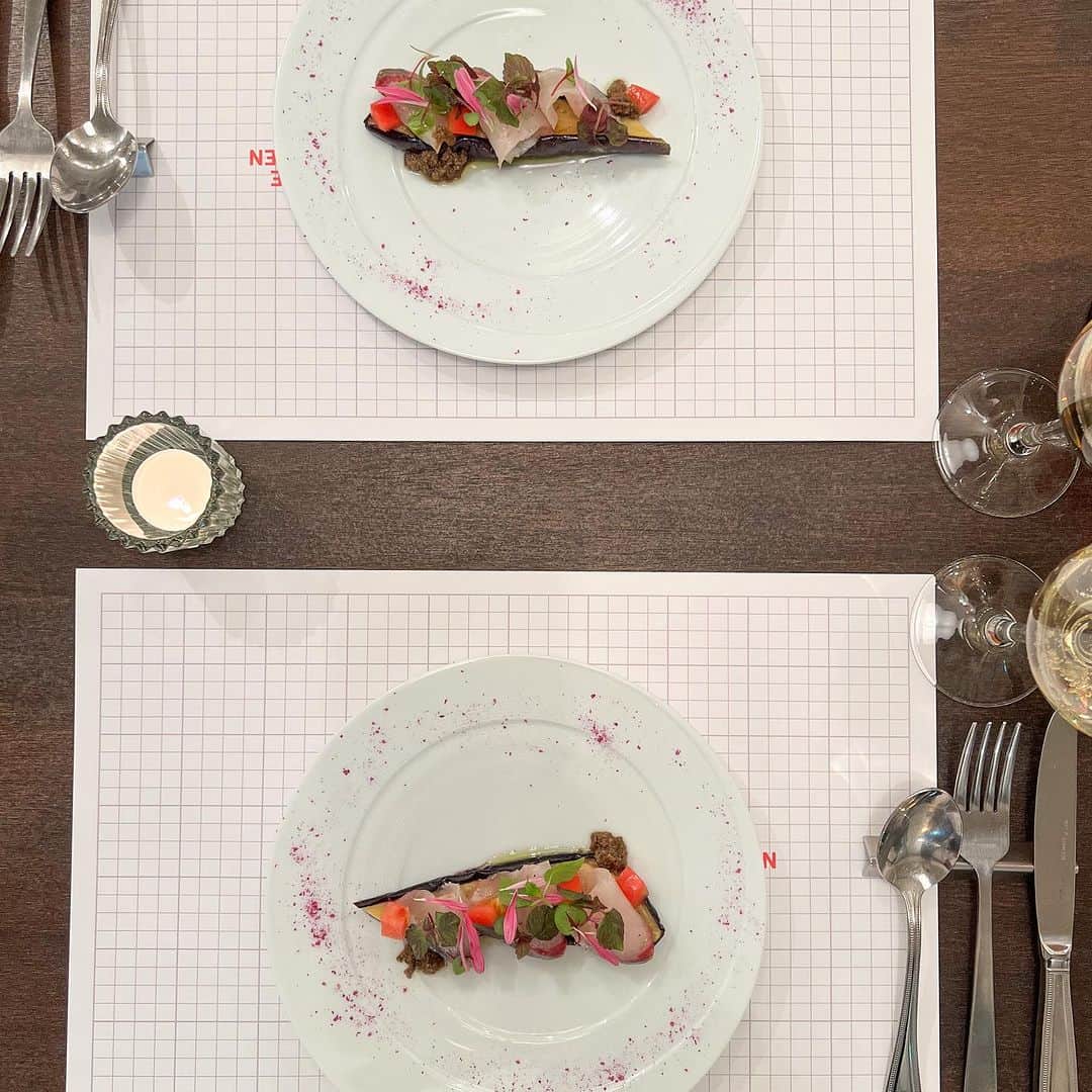 のインスタグラム：「. 10/11-Renewal  Course！！  -季節野菜と 旬の魚介のカルパッチョ-  ビネグレットでマリネした 秋ナスに深みとコクのある 高級魚シマアジをカルパッチョに。 オリーブとポン酢のオリジナルソースで お召し上がりください。  秋食材のテーマに リーズナブルで満足感ある コースをお楽しみください。  #東京グルメ#コース料理 #渋谷##渋谷グルメ」