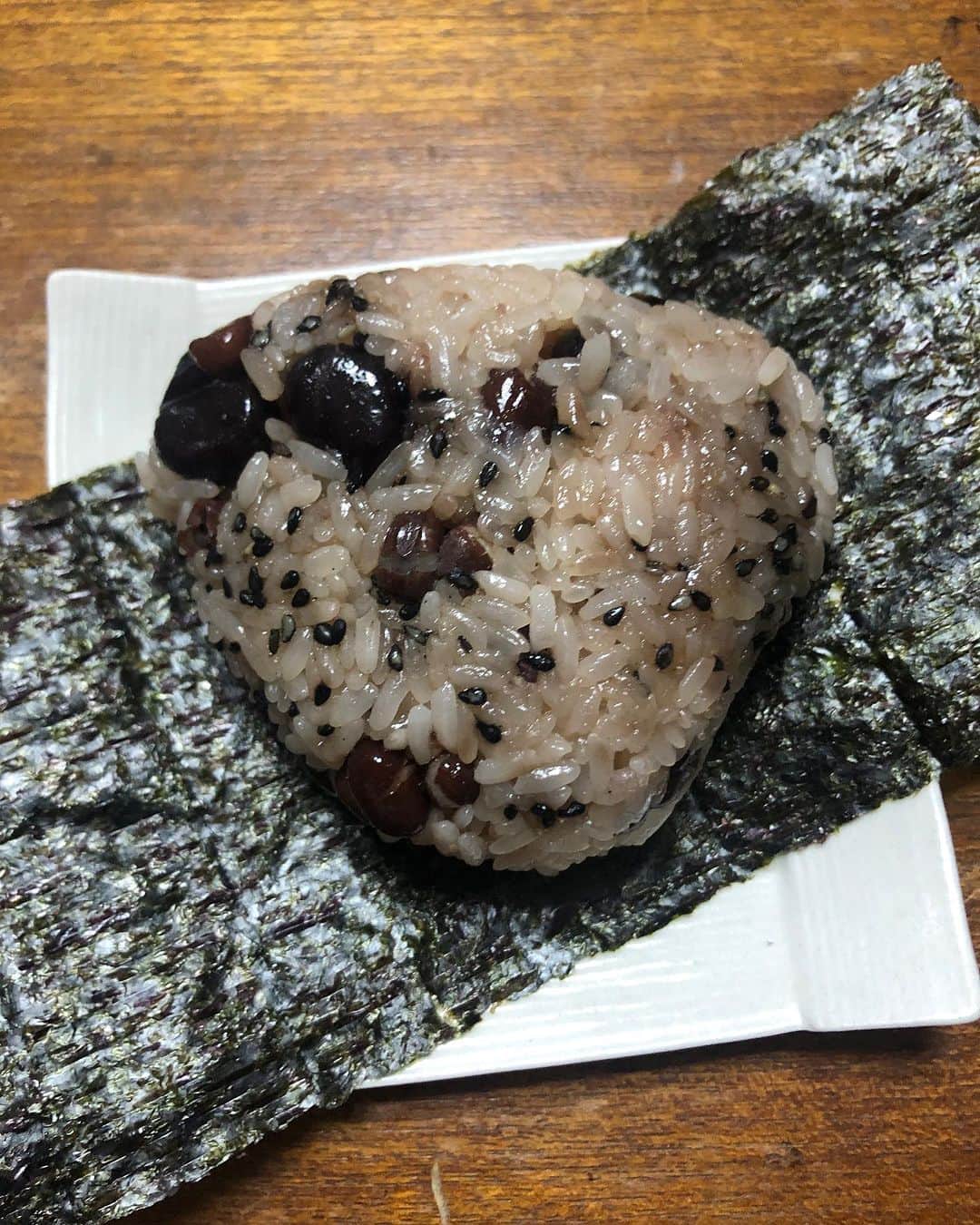 金剛地武志のインスタグラム：「バンドの練習の前に一個。  #OnigiriAction」
