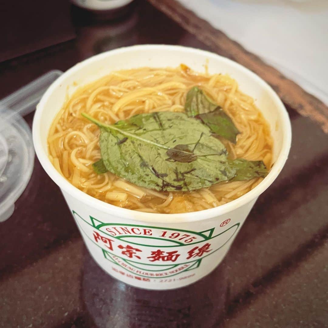 水谷さるころのインスタグラム：「台湾旅行記10/8（朝） 今日はゆっくりしよう、ってなわけで朝から動かず。お父さんだけ西門散歩に行って、阿宗麺線買ってきた。久しぶりの阿宗麺線、うまい。これが私の中での麺線のスタンダードだなーって思う。お試しで買ったパイナップルケーキも食べる。美味しかったのでこれをお土産にする。 朝ゆっくりしよう、って話だったのは西門の天天利の卵かけ魯肉飯が食べたかったから。開店が１０時半になってたので、それより前に行った…んだけど！　もう並んでた！　もっと早く行くべきだった！　が、ギリギリ入れた〜。 天天利、好き…。っていうか我が家はフライドエッグが乗ってるのが好きなんですよね。卵かけ魯肉飯と青菜と大根餅食べた。あー、これこれって感じ。魯肉飯だと我が家はここに来ちゃうな〜。いや、他の新規開拓もしたいんだけど、ついつい…。 その後、西門にあるOPENちゃんのセブンイレブンへ。ここではOPENちゃんのグッズが作れるのだった。息子サイズのOPENちゃんTシャツをオーダーしたら「午後４時〜５時の間に取りに来て」ということだった。 その後またカルフールへ行って、本格的にお土産を買う。牛軋餅という甘じょっぱいクラッカーに挟まれたヌガーを試食でおすすめされた。甘じょっぱい…！　というわけで買ってみたんだけどお父さんは「あんま…？」って感じだった😂 パイナップルケーキと、ほたてほんだしとか色々購入。帰り道に行列ができてたスターフルーツ氷の店が気になったので私だけ買って帰る。なんか……すもものシロップ漬けみたいな味だった。それが氷の中に入ってるんだけど、甘い・しょっぱい・酸っぱいの全部が同じ強さで襲ってくる感じのものだった。好みはわかれると思うけど、私は意外と嫌いじゃないかも。かといって、もっと食べたいかというと…？　みたいな😂　でも知らないものをチャレンジしたいじゃない？　みたいな感じでした。 ＃さるころ台北旅行記2023」