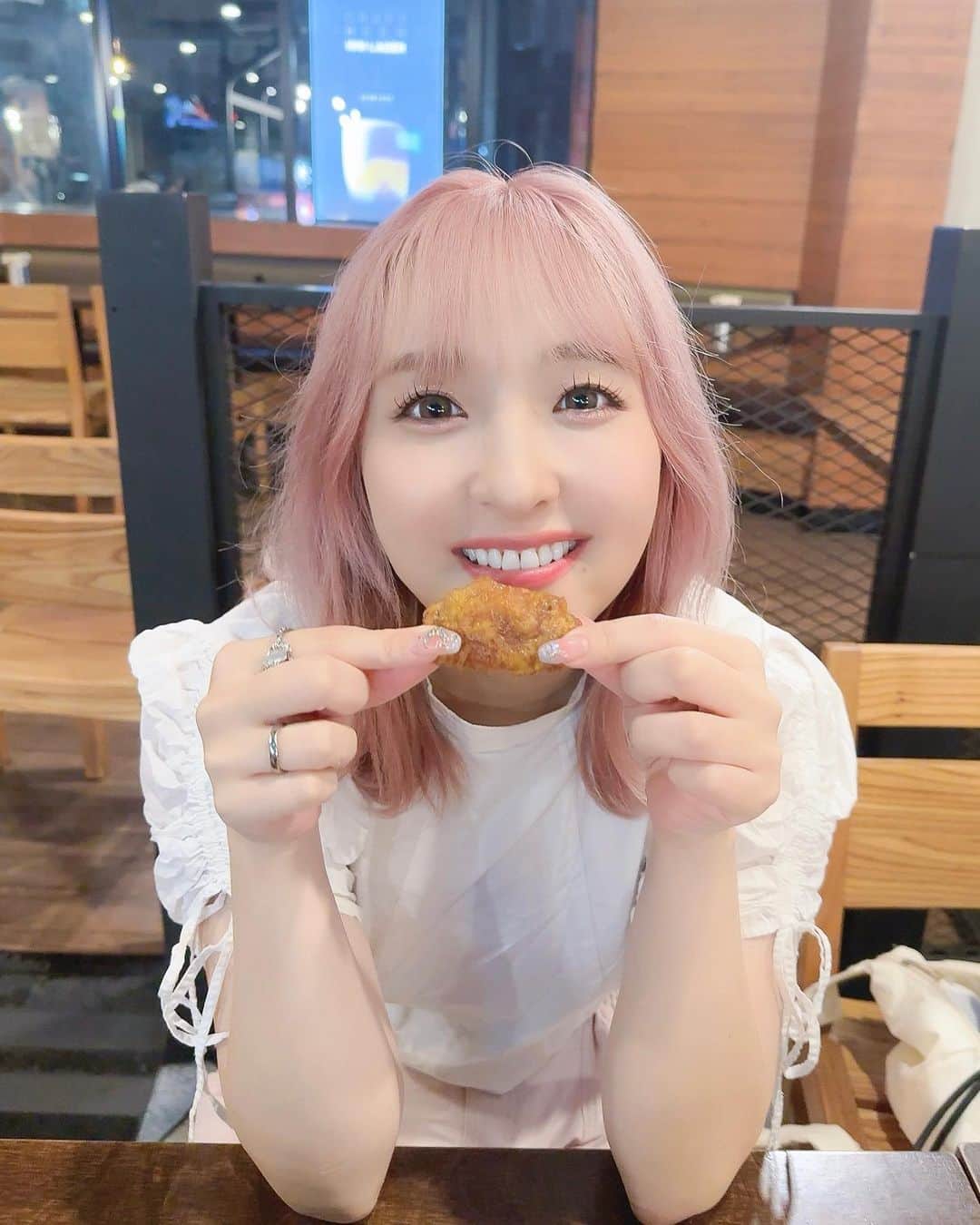 谷口夢奈のインスタグラム：「🍗 ⁡ ⁡ 韓国案内してくださった方が アンケートまで取ってくれた 大人気のチキン屋さん🍗 ⁡ 今まで韓国三回行ったけど 三回とも行っている…お気に入り🥹 日本に店舗あったの潰れちゃったらしく もういま日本で食べれないんだって🙄 ⁡ 量が多くて二人で行くと死ぬけど それでもいつも以上に食べてしまう… ハニーが…ハニーが罪なんや🍯 ⁡ カリッカリでずっと手が伸びるので サイダーと合わせて食べると…😇😇😇 ⁡ ⁡ ⁡ #kyochonchicken #キョチョンチキン #교촌치킨 #치킨 #韓国グルメ #韓国旅行 #韓国料理 #ootd #pinkhair #haircolor #ピンクヘア #ヘアカラー #셀스타그램 #얼스타그램 #데일리룩 #오오티디 #먹스타그램 #맛스타그램」