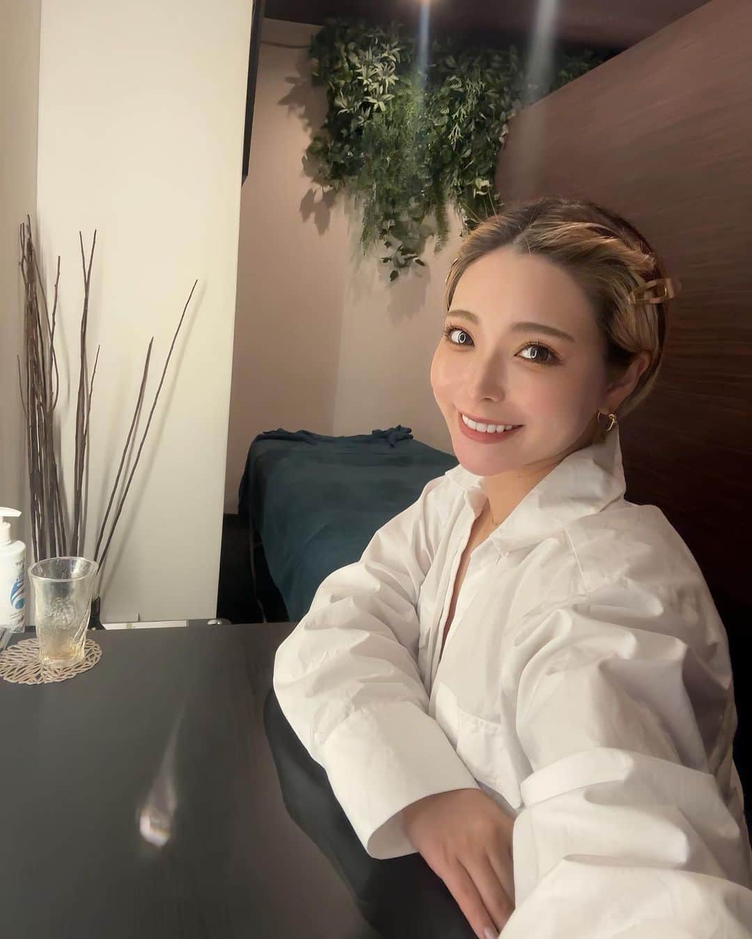 Hitomiさんのインスタグラム写真 - (HitomiInstagram)「❤︎  自身のご褒美にマッサージ行ってきた💝 身体がガチガチになってからいつも行くので スタッフさんコリ硬すぎて驚かれてた笑 自分の好きなオイルの香りで すごく癒される空間の中体もスッキリ〜😮‍💨✨✨  PR @sui_spa #小顔矯正 #ヘッドスパ #花嫁美容 #プレ花嫁 #ブライダルエステ #ブライダルダイエット #スイスパ #表参道エステ」10月10日 18時08分 - hitomi_01270