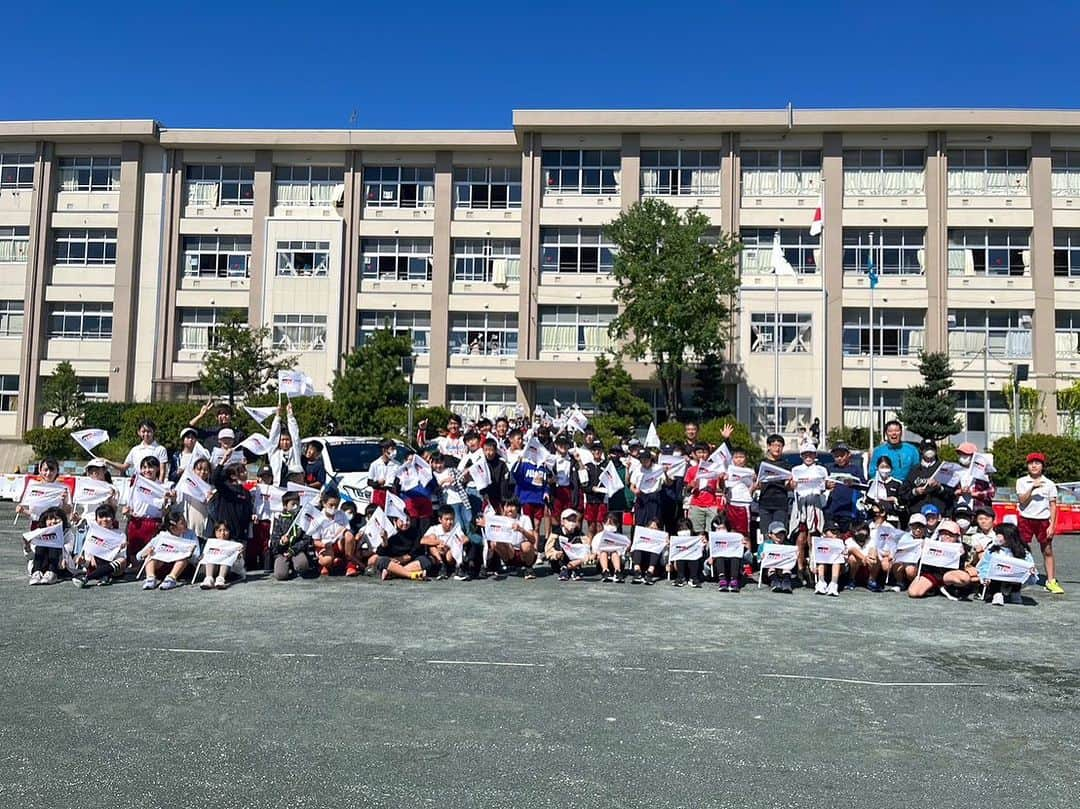 中山雄一さんのインスタグラム写真 - (中山雄一Instagram)「本日は小学校の先生🧑‍🏫 ⁡ トヨタガズーレーシングの活動で、カーボンニュートラル出張授業に行ってきました！！ ⁡ 豊田市立若林東小学校の6年生の皆さんと一緒に学びました🎙️ ⁡ 今回は佐々木先生不在ということで、水素エンジンヤリスのデモランも担当させていただき、 当初は校庭にタイヤ痕をつけないようにとのことでしたが、子供達に最大限の体験をという校長先生の計らいによって最後は8の字ドリフトまでやらせていただきました🚗 ⁡ 明日は名古屋市の小学校へ行ってきます！ ⁡ ⁡ #toyotagazooracing #カーボンニュートラル #水素 #水素エンジン 小学校の先生」10月10日 18時09分 - yuone_n