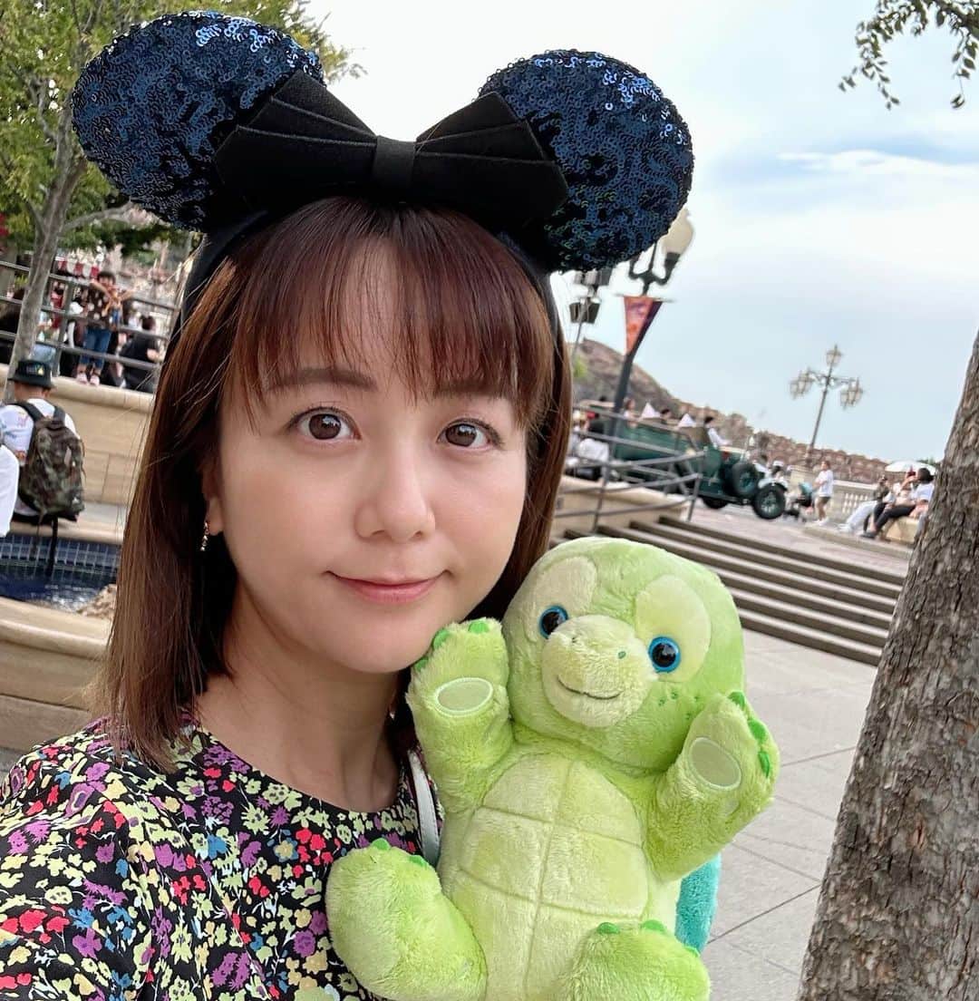 福田萌のインスタグラム：「先日日本に一時帰国していて、ディズニーシーに遊びに行きました✨  ハロウィンモード🎃で楽しかった💕  乗れるアトラクションは妊婦につき限られていたけど、ゆっくりお散歩気分で楽しみました。  夜は人生初のミラコスタに泊まって、部屋からショーが見れて最高でした✨」