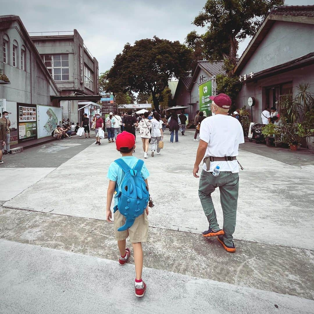 水谷さるころのインスタグラム：「台湾旅行記10/8（昼） お父さんが知り合いに会いに行きたいというので、華山1914でやってるおもちゃショーへ。入場料がかかるのでお父さんだけ入場して、母子はカフェで待つことに。 「一碗来TaiwanMama」は日本語OKだし、アップルペイだし、居心地かなりよかった。あと、息子はプリンをオーダーしたんだけど、あっという間に消えた…お母さんも一口頂戴よ！　って慌ててちょっともらったけど美味しかった。 そうそう、今回の台湾旅行でコンビニでは全部アップルペイ払いなのも楽ちんでよかった。国を超えて普通に使えるのねアップルペイ…。タクシーはUber、支払いはカードかアップルペイ。ああ、なんて楽なのキャッシュレス決済！　もちろん、屋台とかは現金だけど。LINE Payも多かったので、普段使ってないけど台湾旅行用にLINE Payにお金入れとくのはありかもしれないなって思った。 お父さんは知り合いにタイミングが合わなくて会えなかったらしくて、先にご飯を食べに行くことにする。 移動はバス。今回はバスによく乗ってる。 またもや…ガチョウ肉！　MRT忠孝復興駅近くの「陳陽鵝肉大王」。こちらは二回目です。ここもおいしいんだよ〜。で、ここでは乾麺をオーダー。そしたらそれも美味しかった……。福州老舗がなくなった今、乾麺は積極的に美味しそうなところを探していきたい。ここの麺、おいしかった〜。ガチョウの合盛り、たけのこ、しじみをオーダー。昨日とあんま変わんないとかそういうのは気にしない！　そしてここはビールがお椀で飲む店なのだった。昨日の阿城鵝肉とはタレとか食感とか結構違う。なので、大変おいしく頂いた。息子もガチョウ肉はお気に入りでよかった。 1歳の頃はなんでも食べたのに、どんどん偏食になって、旅行中もずっと干しいもかふりかけご飯を食べているような子どもだったけど最近は色々食べるようになってよかった。 そしてーー！　忠孝復興駅に行ったからにはー！　菠蘿油を食べなければならない！　必ず！ というわけで、私が菠蘿油大好きになったきっかけの店、好好味へ。やっぱりおいしい〜〜〜〜〜！！　脳に来る焼き立てのうまさ…。そしてやっぱりおかわりして２つ食べた………。おなか…痛い😂 ＃さるころ台北旅行記2023」