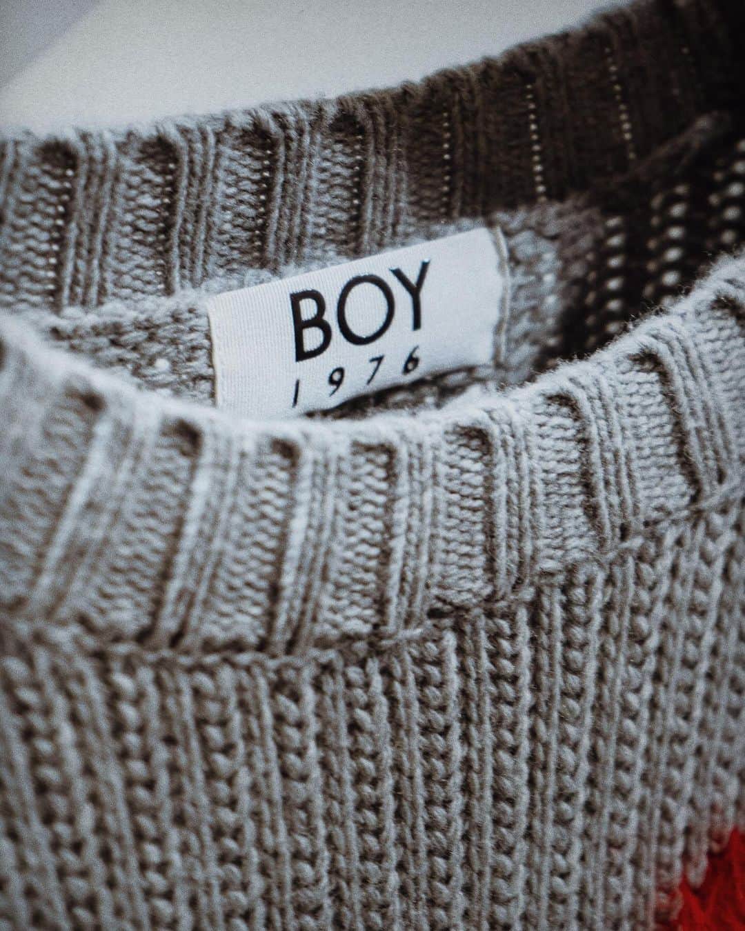 BOY LONDONさんのインスタグラム写真 - (BOY LONDONInstagram)「A closer look at our 'B IS FOR BOY KNITTED JUMPER' from our AW23 collection. An oversized, grungy fit. The perfect seasonal transitional piece 🔗🩸  #BOYLONDON #AW23」10月10日 18時22分 - boylondon