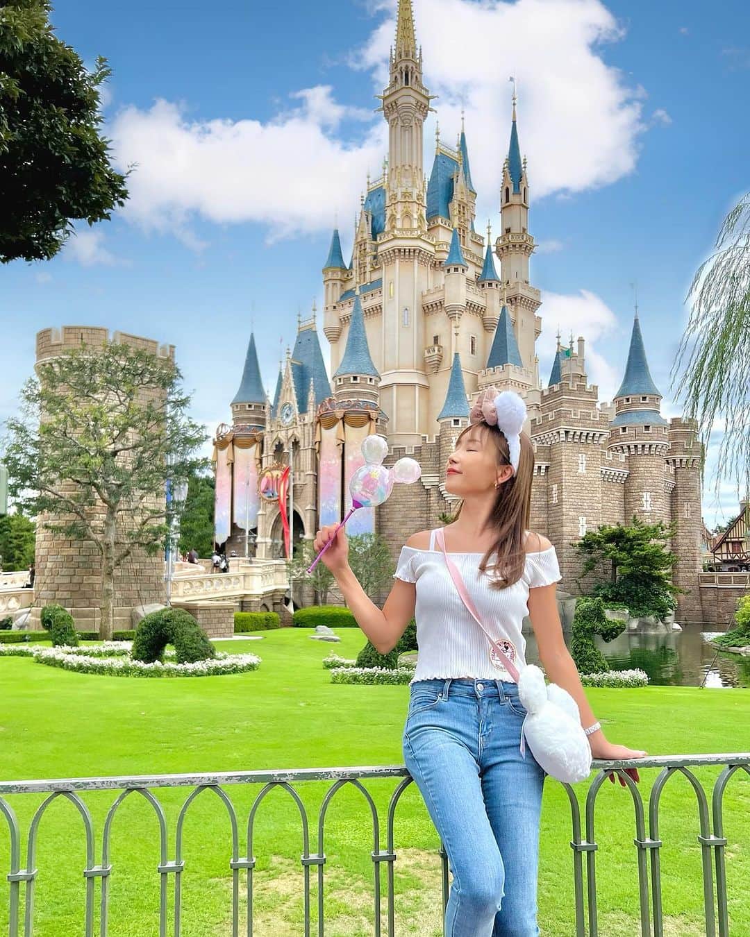のインスタグラム：「𝐂𝐢𝐧𝐝𝐞𝐫𝐞𝐥𝐥𝐚 𝐂𝐚𝐬𝐭𝐥𝐞 𓂃𓈒𓏸  40周年のシンデレラ城🏰💕 ． ． ． #ディズニーランド #Disney #🏰 #40周年 #Disneyland #TDL #TDR #シンデレラ城 #ootd #ディズニーコーデ」