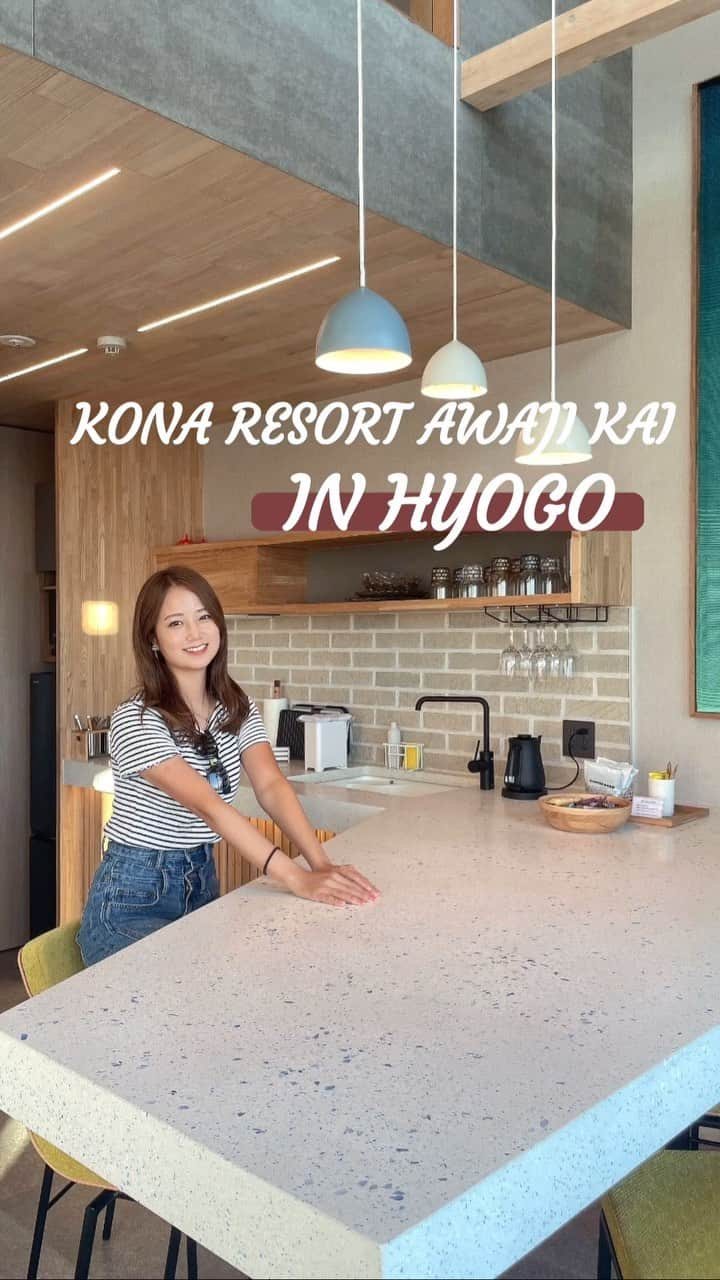 なみのインスタグラム：「兵庫県県淡路島にある【KONA RESORT AWAJI KAI】🏝️🩵　@kona_resort   天才建築士が作った淡路のリゾート🏝️ @keisuke.shoji   どこからも海が見えて開放的な空間🩵  さらにサウナまで着いてて、サウナ好きの私にはたまらない✨サウナの前にプールがあって、そして海をみながら整います🥰そんな幸せな空間あるんですか？🥺🧡  ベットルームの前は全て窓だから、朝起きたら海におはようございます☀️✨  ここはハワイ？🌺🌊🧡（ハワイは行ったことないんやけど🥺）  BBQは今回しなかったけど、海見ながらBBQ皆んなでしたら絶対楽しいんやろなあと😭🧡  またここに泊まりたいあ〜っていモチベーションで、日々頑張れる🥰  特別な日とか日本でハワイ味わいたい方、是非KONA RESORT AWAJI KAIへ🥰  #兵庫県　#淡路島　#リゾート　#淡路島リゾート　#konaresortawajikai  #旅行　#リゾート旅行　#旅行好き　#貸別荘　#海　#trip #japanese #resort #ocean #kai #旅行女子」