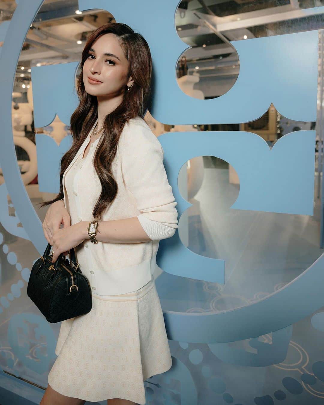 Coleen Garciaさんのインスタグラム写真 - (Coleen GarciaInstagram)「I had a nice time visiting the Tory Burch T Monogram pop-up store in Greenbelt 5! Looove the new collection, too. 😍 I’ve always been a fan of their shoes because apart from looking cute, they’re also some of the comfiest ever. 🥰 You guys have to check out the bags as well! Spotted some nice ones that I wanted to bring home 😁🤍  @toryburch @ssilifeph #TMonogram #FW23 #ToryBurchPhilippines #SSILife」10月10日 18時16分 - coleen
