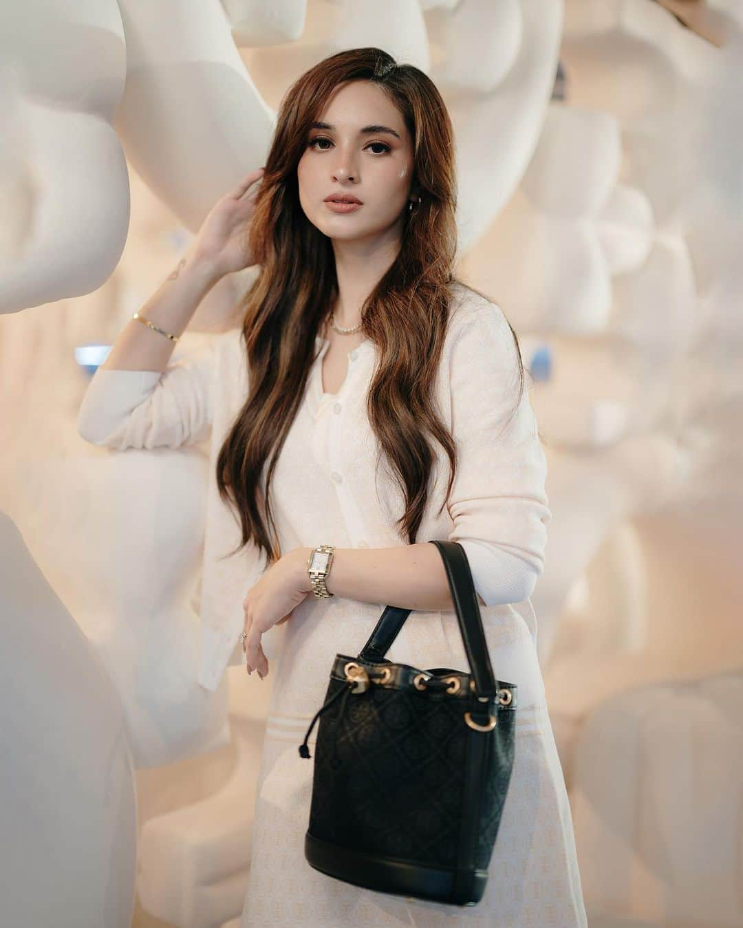 Coleen Garciaのインスタグラム：「I had a nice time visiting the Tory Burch T Monogram pop-up store in Greenbelt 5! Looove the new collection, too. 😍 I’ve always been a fan of their shoes because apart from looking cute, they’re also some of the comfiest ever. 🥰 You guys have to check out the bags as well! Spotted some nice ones that I wanted to bring home 😁🤍  @toryburch @ssilifeph #TMonogram #FW23 #ToryBurchPhilippines #SSILife」