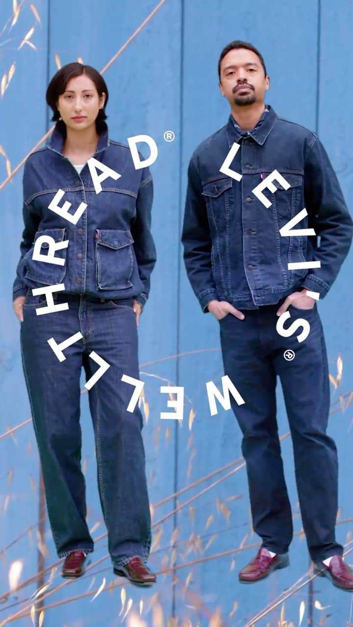のインスタグラム：「Levi's® WellThread®(ウェルスレッド)は、サステナビリティとイノベーションを合わせもつコレクションです。   リーバイス®の研究開発ラボ ☁️ から生まれ、どのアイテムもオーガニックコットンへの移行期のコットン（トランジショナルコットン)を100％使用し、再利用のために慎重に作られています。 また、トランジショナルコットンを購入するというコミットメントを通じて、有機農業への移行期間中の農家の財務リスクを軽減しています。  Levi's® WellThread® カプセル全体が植物由来の天然染料で作られてたデニムは、味のあるニュアンスを楽しむことができます。  コレクション詳細はプロフィールリンクから♻️  #リーバイス #Levis #デニム #デニムコーデ #デニムジャケット #デニムパンツ #デニムセットアップ #サスティナブル #サスティナビリティ #良いものを長く着よう」