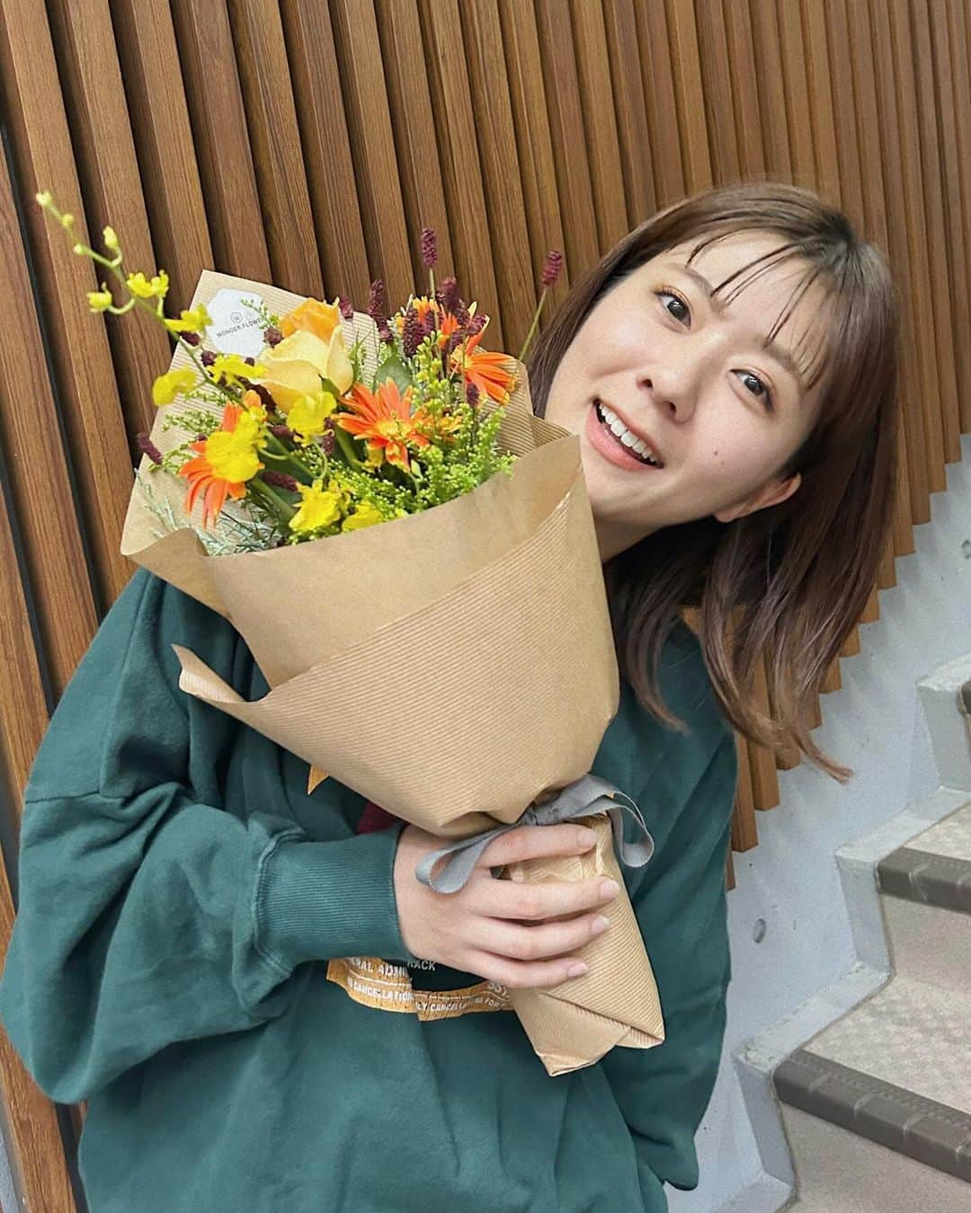 清水麻璃亜のインスタグラム：「💐 舞台観に来てくれたお友達からのかわいいお花🌼 ファンの皆さんはもちろん、友達もいつも舞台とか観に来てくれて本当に感謝です。私も皆さんの職場行って応援したいよ！！」