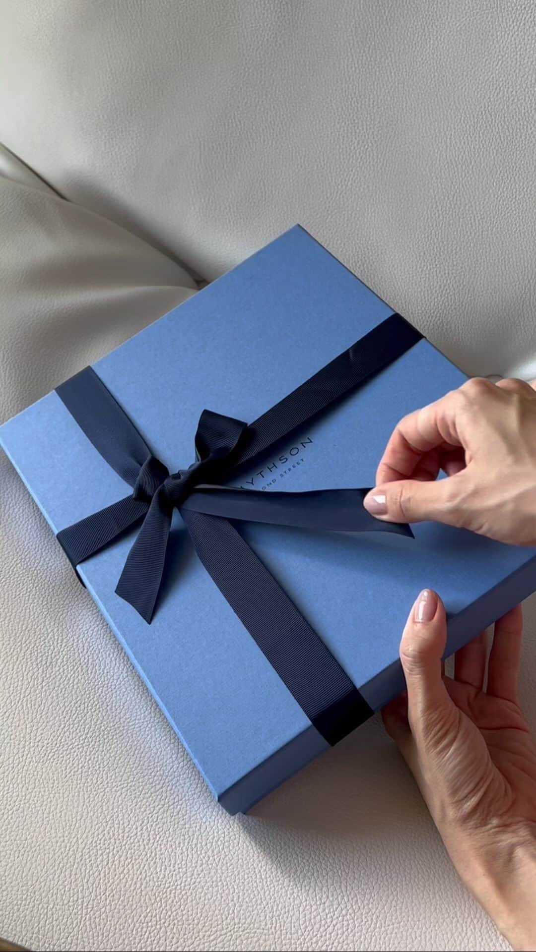 のインスタグラム：「Special gift from @smythson 💙  ロンドンの旗艦店で出逢ってから スマイソンの手帳は2冊目！  来年は沢山文字が書けそうな 大きいサイズに…！ (なんでも文字に残すのが好きなのよねぇ🤤)  英国王室御用達の気品を感じる、 大好きなステーショナリーブランド🇬🇧 (バッグや小物も素敵🥰)  #smython #gifted #手帳 #スマイソン #ダイアリー」