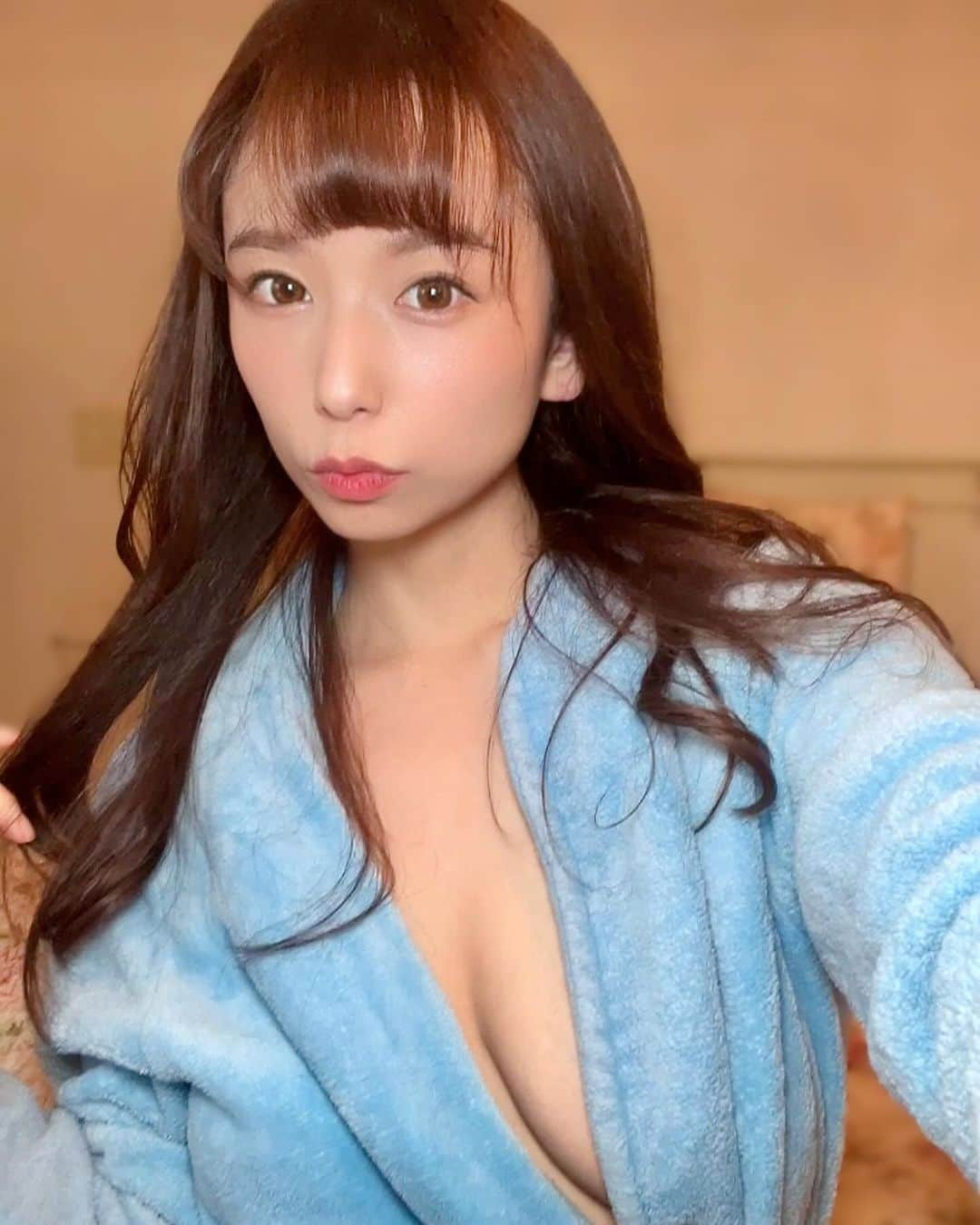 笹倉杏のインスタグラム：「ローブ姿💕  #緒川はる #笹倉杏 #セクシー女優」