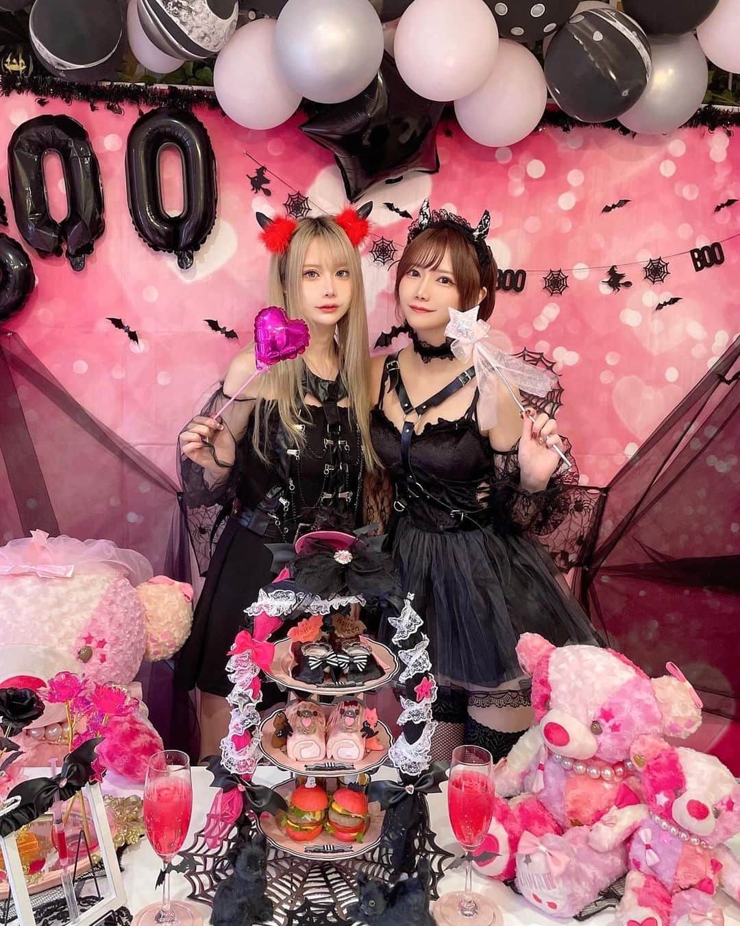 相良ましろのインスタグラム：「🎃Halloween Afternoontea🐈‍⬛🎀🖤 . . . 前から気になってた中板橋にあるカフェできらちゃんと ひと足お先にハロウィンパーテしたよ🎃🎈👯 . コスプレしながらアフヌンができる所って初めて 出会って感動🥹✨️🌈飾り付けとかは全部店員さんが やってくれるので、準備することなく映え撮影ができる！！ 衣装は持参したものです😌 . . 今年はデビルとキャットがモチーフらしく、 黒とピンクの空間が甘々で可愛すぎた🎀💕 コスプレもそれに合わせてデビルのコスプレを😈🖤 . キャットゼリーに注射💉をしたり遊び心もあって 楽しめました🎀奥のカヌレが美味しすぎた〜〜 . 4名からの利用で貸切に出来るから、人目を 気にせず思う存分コスプレが楽しめるよ😍🧡 . いいとこ見つけちゃった🤭♡ . . #pr #アフターヌーンティー #ハロウィン #ハロウィンコスプレ #ハロウィン仮装 #ハロウィンパーティー #アフヌン #ハロウィンアフヌン #remember #コスプレ #クリアストーン」