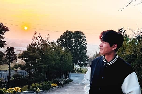 さんのインスタグラム写真 - (Instagram)「내일은 태양이 되게쮸? 🌞」10月10日 18時21分 - actor_hajun