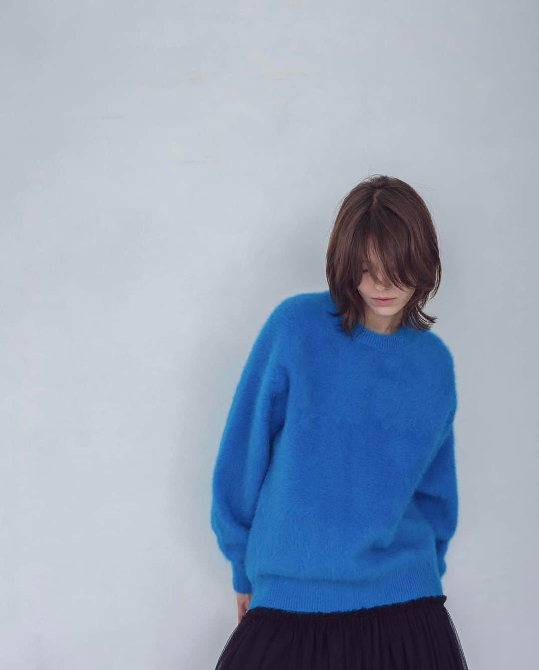 のインスタグラム：「. DRESSLAVE KNIT COLLECTION  これからのシーズンに欠かせない 身に纏いたくなるニット🧶  10月12日(木)展開のアイテムの一部を一足早くご紹介していきます。  ☑︎ fox cashmere crew neck pullover Color : blue / white / pink / charcoal gray Price : ¥24,200 intax  昨年からご好評いただいている"FOX CHASHMERE"シリーズの定番クルーネックプルオーバー。  軽量でありながら、ストレッチ糸を引き揃え密度が高く暖かいニット。 着丈長めのシンプルなクルーネックで着回し力抜群、かつ前後丈をラウンドで差をつけスタイルアップ効果も◎  #dl_フォックスカシミアプルオーバー   プロフィールハイライトのKNIT🧶より特集ぺージをご覧いただけます☺︎  プロフィールはこちらから ▷  @dresslaveofficial   _______________________________  【SHOP INFORMATION】  KNIT COLLECTION 📌10月12日(木) 〜 10月22日(日)  上記期間中、DRESSLAVE全店舗にて対象ニットをご購入で 通常ポイントに加え5%分のポイントを還元させていただきます。  ぜひお気に入りの一着を見つけて下さい🧶  #DRESSLAVE #ドレスレイブ  #dresslave_knitcollection #23aw #23autumn #23winter #knit #knitcollection #ニット #ニットコレクション #カラーニット #ニットプルオーバー」