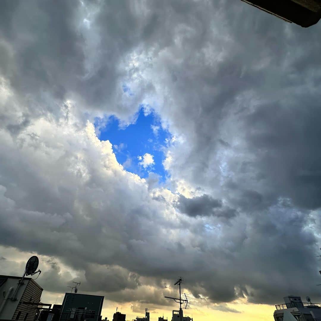 JILLのインスタグラム：「朝は雨と雷⚡️ 夕方も雨が降り 不安定なお天気〜  昔の「体育の日」、10月10日ですわ。  そして五十日。 連休明け。 銀行のシステムのトラブルとな。 本来トップニュースだと思うんだが、 ニュース、なまぬるいなぁ。 今も復旧してないんだよねぇ。 いかんねぇ。 　 今日は天気も銀行も不安定な日か…  空もご覧の通り、雨降る前は すごい風景でした。  私は昨夜、データ整理で夜更かし作業。 なので今日はかなり寝倒しました。 寒暖差激しいので とにかく身体をやすめる1日でしたわぁ。 おかげて体力復活❣️💪  明日はカラッとした良い天気になりそう。 期待します🙏  ———————————— #10月29日REDROCKS #11月03日西条市ストーンハンマー #11月04日西条市こけら落とし  ———————————— #jillpersonz  #personz  #youtubepersonzチャンネル #note  #jillpersonz  #エアプレ #JILLプレ #ラジオ高崎 #三味線jill屋」