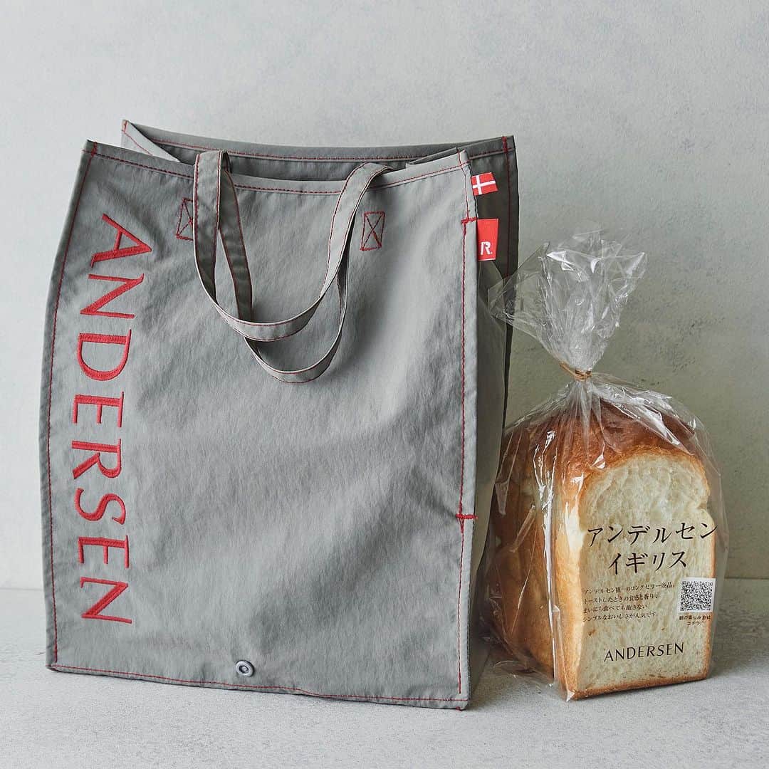 ANDERSEN アンデルセンのインスタグラム：「パンの持ち帰りにぴったりのエコバッグ  トートバッグ専門ブランド 「ROOTOTE(ルートート)」とアンデルセンが コラボレーションしたオリジナルエコバッグの第12弾 「アンデルセンルートート（グレー）」。  インナープレート(底板)付きで やわらかい食パンも型くずれせずに お持ち帰りいただけます。 食パンなどの大きめのパンと デニッシュペストリーなどのパンを たくさん買ってもしっかり入る収納力に 中に入れたものを目隠しできるカバーつき。  ぜひアンデルセンの店頭でご覧ください。 数に限りがございますので、お早めにどうぞ。 ※広島アンデルセンでの取り扱いはございません。  【商品情報】 商品名：アンデルセンルートート(グレー) サイズ：W26×H32×D15㎝（折畳時：約W26×H16㎝） 素材：ナイロン/プラスチック ポケット：外側1箇所 カラー：GRAY  ♡マーガレット・クラブ特別記念品としても 交換いただけます。 引換期間：2023年10月1日（日）～なくなり次第終了 点数：500点(10冊分)」
