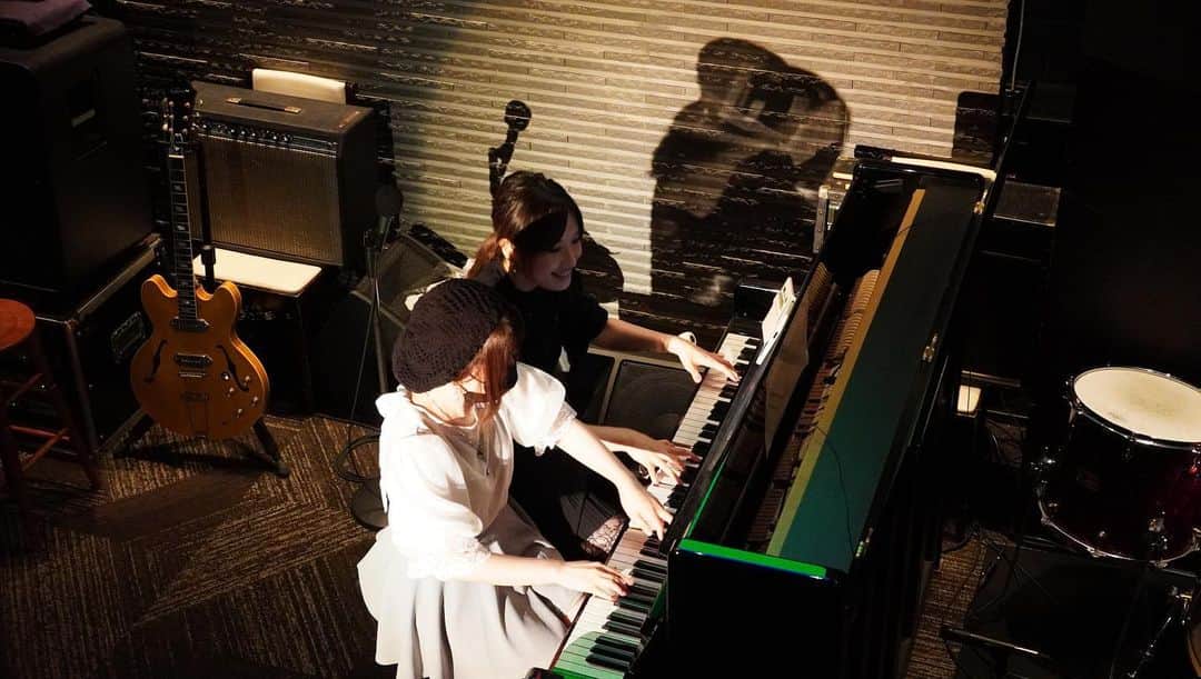 のインスタグラム：「10/21(土)はRhythm Trick @赤坂dot&blue 怒涛のレコーディング秘話など交えながら連弾の世界をお届けします🎹18時から！」