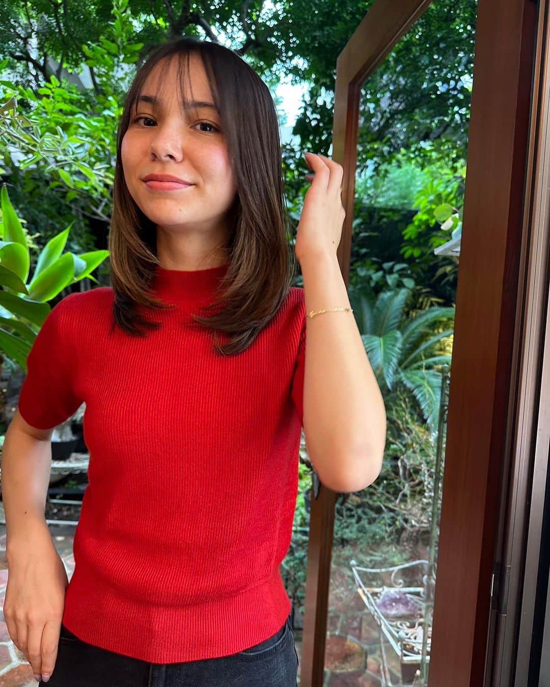 sun_platinumのインスタグラム：「こんにちは！ SUNスタイリスト東です☆  秋がやってきて肌寒い日も増えてきました🍂  今年最後に髪の毛綺麗にされませんか？  今回は元々レイヤーのあるスタイルで裾に少し厚みが欲しいとのご希望でした✨  毛先の厚みをだすために後ろはワンレンベースにカットし顔まわりからやや前上がりにカットしていきます！ 顎下ぐらいからレイヤーをいれていき顔まわりから表面のレイヤー繋いでいきます！  前髪は2wayバングにしてかきあげてもおろしても可愛いスタイルになります🌿  秋から冬にかけて前髪を作る方が増えています たまにはイメージを変える感じもいいですね😊✨  量調整でしっかり顔まわりの毛流れを意識して自然に毛先が動くようにカットしていきます🌿  スタイリングはさらっとストレートアイロンをとおして軽くヘアオイルをつけるだけ❣️  秋冬は重めのスタイルが人気です✨ 重めの中にもしっかり動きのあるstyleご提案させて頂きます❣️  是非、イメチェンなど含めご気軽にご相談ください✨ お客様1人1人に似合わせたヘアスタイルご提案させて頂きます‼️✨  #sun#白金台#目黒#広尾#プラチナ通り#拡散#レイヤーカット #恵比寿」