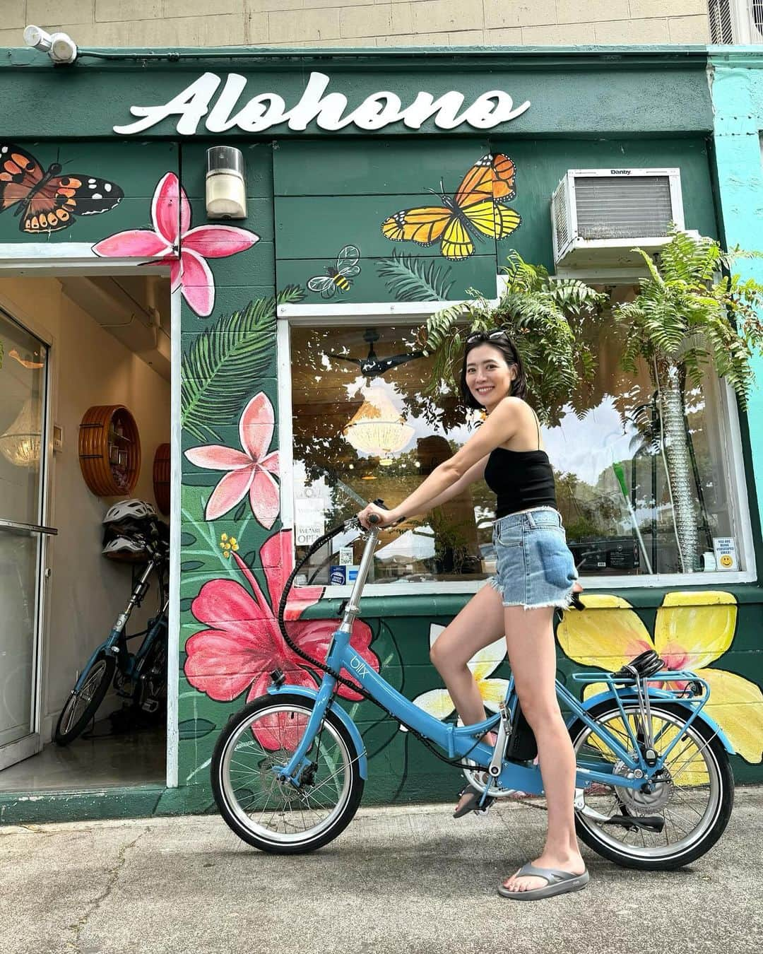 中田奈沙のインスタグラム：「🚲 @aloha_honolulu_e_bicycle  今年もアクセル付き自転車で カイルア、ラニカイエリアへ🏝️✨  2日前のココヘッド登山でかなりの筋肉痛w アクセルがついていて、 原チャみたいな感じで 手元でコントロールするので まったくこがずにスイスイ☺️ 筋肉痛でも問題なし👌  ワイキキエリアの送迎付きプランもあるから カイルア、ラニカイエリアへの 足がない人でも行けるよ🚌  ラニカイビーチは この日も最高に美しかったなぁ🤙  #奈沙旅inhawaii  #アロホノ電動自転車 #アロホノ #カイルア #ラニカイ #ラニカイビーチ #ハワイ #hawaii #lanikai #lanikaibeach #kailua #中田奈沙」