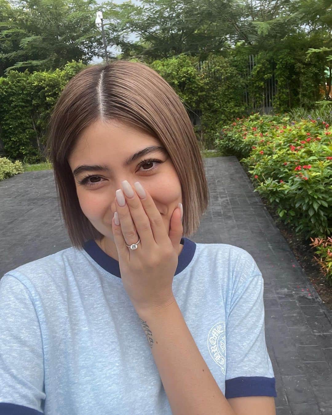 マギー・ラースリー・バーレンシエガーのインスタグラム：「I guess miracle do happen 🥰 โชคดีจริงๆที่เจอคนดีเอามาคืน 🙏🏻 เราชื่อมาตลอดว่าคิดดีทำดีก็จะเจอแต่สิ่งดีๆ and never loose hope 💪🏼 ยิ้มไม่หุบเลยจ้าาาา😆」