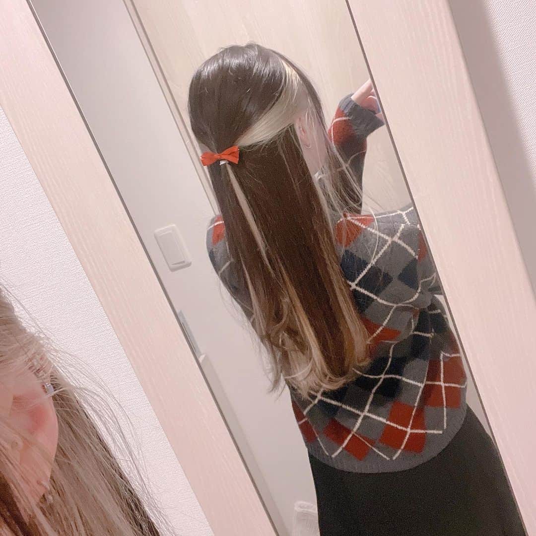 ねぎまのインスタグラム：「. . ガッツリハーフアップじゃなくて サイドの髪少しずつだけ取って 後ろでまとめてみたら ライン入ってるみたいになって可愛かった☁️ (ヘアゴム隠せてないけど) . .」
