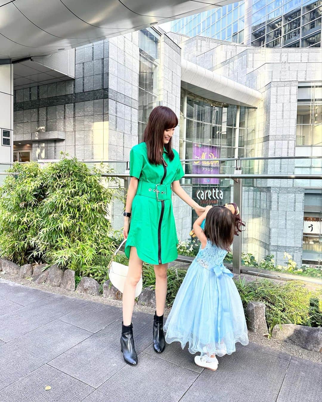 小林真由のインスタグラム：「親子で楽しめることが増えて嬉しい♡ ⁡ アラジンを観る日の朝の飛び跳ねようと言ったらすごかった😂 ブロードウェイで観たアラジンで鑑賞欲に火がついて、時差ぼけも気にせずアラジンのトリコに🥹 NYでも劇団四季でも、やっぱりジーニーの面白さと歌声が圧巻で何度でも観たいほど、涙が出るほど最高で感動でした〜 ⁡ アナ雪の休憩中でも、早くアラジンを観たいと言われてしまうほどやっぱり我が子たちはアラジン派😂 ⁡ ⁡ 最後は鑑賞繋がりで後藤真希さんのliveに行った時の🫶 ごまき〜！ごっつぁーん！と言いながら、文字にするとやっぱり さん付けしないと🥹眼福すぎて倒れそうでした。 ⁡ 小学生時代の思い出が溢れ出て、ほぼ泣いていた😂 @ryon2r2 さんありがとうございます♡ ダンスたっぷりで最高でした😆 ⁡ ⁡ ⁡ #ファッション #コーデ #ママコーデ #女の子ママ #男の子ママ #ママライフ #コーディネート #４歳 #3歳 #二人育児 #劇団四季 #アラジン #アナ雪」