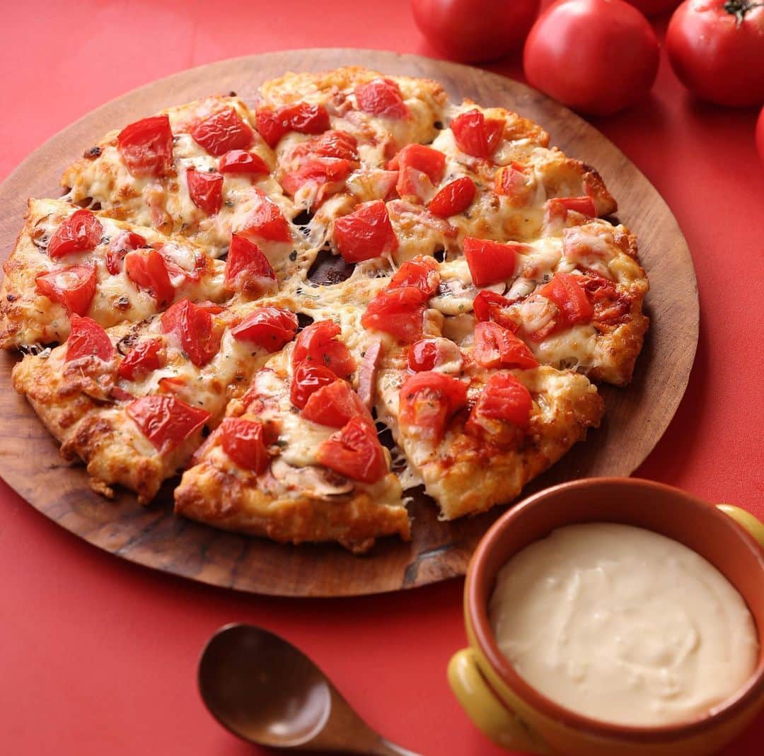 ピザーラさんのインスタグラム写真 - (ピザーラInstagram)「【ピザーラが食べたくなったらコメント欄に🍕を書いてね！】  🍅🧀あの幻のピザがついに復活！🧀🍅  チーズ好きの皆さま、お待たせしました✨  2019年の発売時、圧倒的人気で発売1週間で売り切れとなった 『激盛りトマチーピザ』がトマトの日に復活😆  丸ごと2個分のフレッシュトマトをざく切りにして贅沢にトッピング🍅 さらに100%ナチュラルチーズの濃厚チーズソースをお好みで🧀✨  ボリューム満点のおいしさをお楽しみください😋  🍕激盛りトマチーピザ ¥2,980（Mサイズ・イタリアン生地限定）  チーズの海に溺れたいあなたには『〜追いチーW〜激盛りトマチーピザ』¥3,480もご用意しております🥰  ぜひチェックしてみてね！ -———— ピザーラ公式アカウントでは、PIZZA-LAのお得な最新情報をお届けしています🍕  皆さまもぜひピザーラを食べた際には #ピザーラ#ピザーラお届け のハッシュタグをつけて感想を教えてくださいね✨ お写真をご紹介しちゃうかも？😆 投稿、お待ちしています♪  #pizza_la #ピザ #ピザパーティー #ピザパ #ピザ屋 #ピザ好き #ピザ好きな人と繋がりたい #pizza #japanesepizza #追いチーズ #チーズ #チーズ好き #トマト」10月10日 18時26分 - pizza_la_official