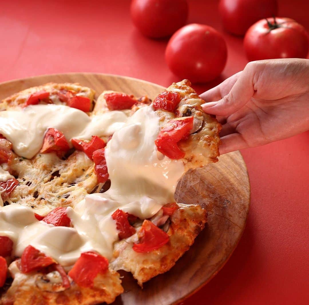 ピザーラのインスタグラム：「【ピザーラが食べたくなったらコメント欄に🍕を書いてね！】  🍅🧀あの幻のピザがついに復活！🧀🍅  チーズ好きの皆さま、お待たせしました✨  2019年の発売時、圧倒的人気で発売1週間で売り切れとなった 『激盛りトマチーピザ』がトマトの日に復活😆  丸ごと2個分のフレッシュトマトをざく切りにして贅沢にトッピング🍅 さらに100%ナチュラルチーズの濃厚チーズソースをお好みで🧀✨  ボリューム満点のおいしさをお楽しみください😋  🍕激盛りトマチーピザ ¥2,980（Mサイズ・イタリアン生地限定）  チーズの海に溺れたいあなたには『〜追いチーW〜激盛りトマチーピザ』¥3,480もご用意しております🥰  ぜひチェックしてみてね！ -———— ピザーラ公式アカウントでは、PIZZA-LAのお得な最新情報をお届けしています🍕  皆さまもぜひピザーラを食べた際には #ピザーラ#ピザーラお届け のハッシュタグをつけて感想を教えてくださいね✨ お写真をご紹介しちゃうかも？😆 投稿、お待ちしています♪  #pizza_la #ピザ #ピザパーティー #ピザパ #ピザ屋 #ピザ好き #ピザ好きな人と繋がりたい #pizza #japanesepizza #追いチーズ #チーズ #チーズ好き #トマト」