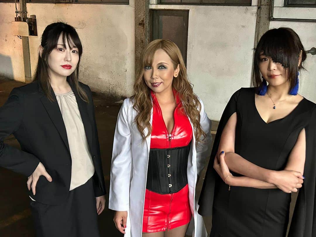 小野さゆりのインスタグラム：「悪役女四天王 左から ヴィルパーク役あやのちゃん ヴィルーダ役綾瀬凛ちゃん ドゥリタラ役小野さゆり  あやのちゃんがかわいくて美白で、褐色仲間の凛ちゃんと感動してた✨ そして、キラキラアイシャドウのお礼にあめちゃんくれてきゅんきゅんした🥺❤️   #グランマサラー映画 #Stranger稀人」
