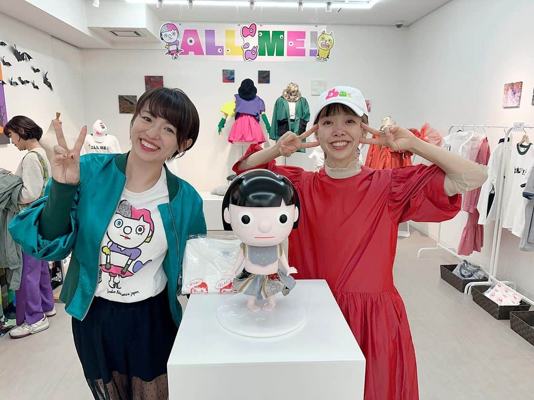 高田千尋のインスタグラム：「【たまには服着させてね】 ・ 中村涼子ちゃんの個展【ALL ME！】に行ってきたよ👗💞 ・ ずっと楽しみにしてた涼子ちゃんの個展！ インスタで様子は見てましたが… とにかく 涼子ちゃんらしさ！ 涼子ちゃんのこれが好き！！ これがやりたかったの！！！ が激詰まった素敵な個展でした🥹💓 ・ 好きが空間いっぱいに詰まった部屋は それはもうキラキラが詰まってて そこに至るまでの血のにじむような苦労と努力と でもやりたいからやろう！という実行力と夢見る力と そんなん思ってたら お互い10代の頃から知ってる姉さんとしてはちょっとほろっときちゃっいました🥲💓 ゴリゴリ読んで育った世代としてはね、 あなた実果子なのよ、ハッピーベリーなのよ👼💋💕 ・ 涼子ちゃんのマインド本当に尊敬するし大好き！！！ と改めて思うそんな素敵と好きが詰まった個展でした🥰 ・ ・ ・ #高田千尋 #グラビア芸人 #中村涼子 #デザイナー芸人  #ryokonakamurajapan」