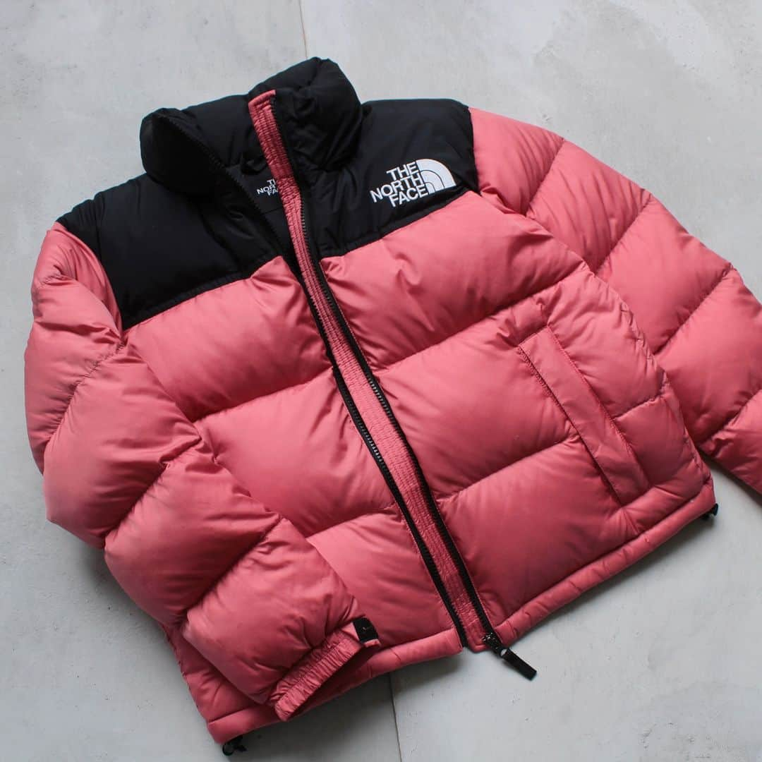 RAGTAGさんのインスタグラム写真 - (RAGTAGInstagram)「THE NORTH FACE ￥23,100 size:M  冬空に映えるピンクがスタイリングの主役に最適  安心な機能性とボトムとも相性抜群な丈感で アウトドアからタウンユースまで活躍できる一枚 _   #古着 #ブランド古着 #古着ファッション #THENORTHFACE #ザノースフェイス #ダウンジャケット #downjacket #ヌプシ #ダウンコーデ #アウトドアコーデ #アウトドアスタイル #秋服コーデ #冬服ファッション #autumnoutfit #autumnfashion #dailylook #tokyovintage #tokyovintageshop #ootd #東京古着屋 #名古屋古着屋 #大阪古着屋 #京都古着屋 #福岡古着屋」10月10日 18時30分 - ragtag_official_women