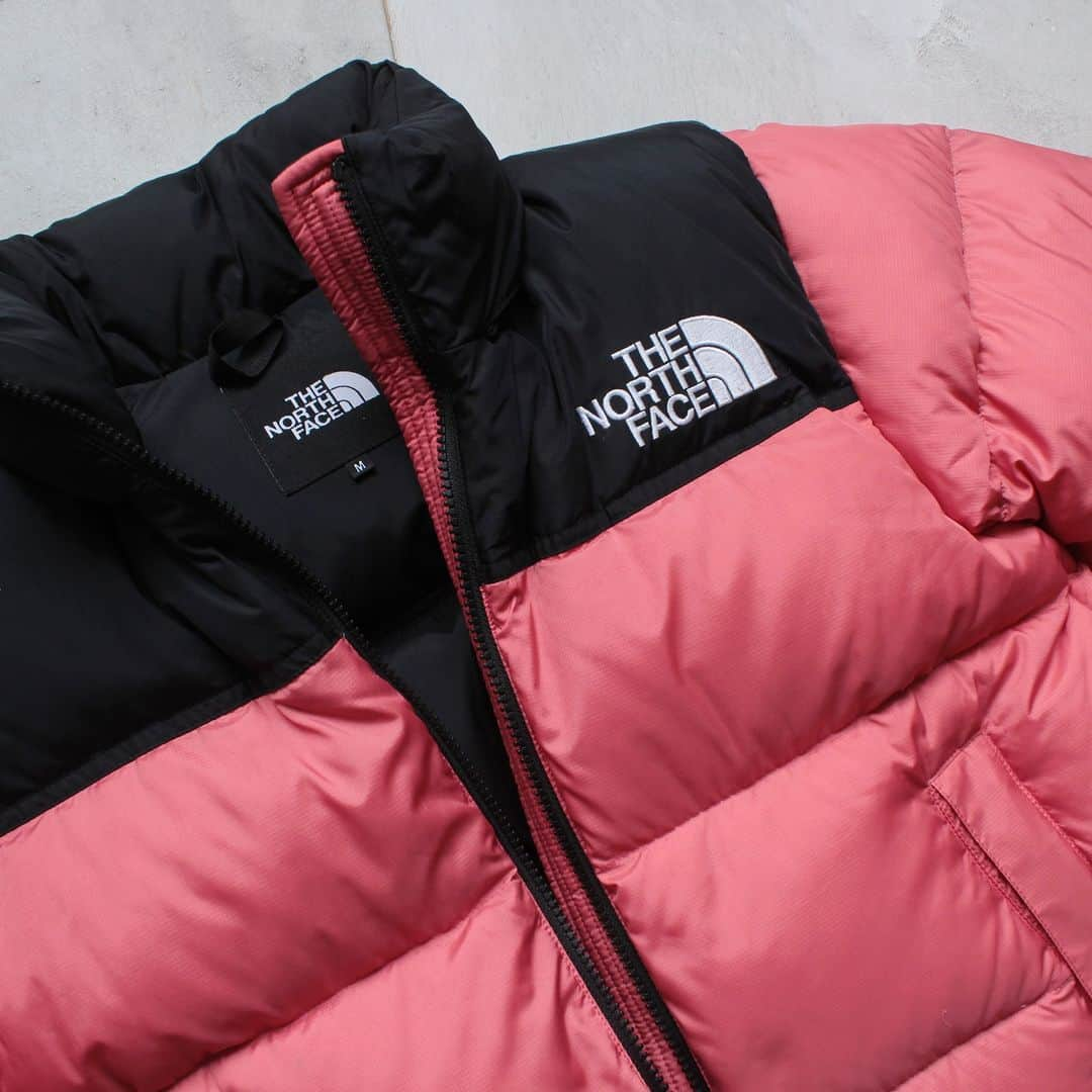 RAGTAGさんのインスタグラム写真 - (RAGTAGInstagram)「THE NORTH FACE ￥23,100 size:M  冬空に映えるピンクがスタイリングの主役に最適  安心な機能性とボトムとも相性抜群な丈感で アウトドアからタウンユースまで活躍できる一枚 _   #古着 #ブランド古着 #古着ファッション #THENORTHFACE #ザノースフェイス #ダウンジャケット #downjacket #ヌプシ #ダウンコーデ #アウトドアコーデ #アウトドアスタイル #秋服コーデ #冬服ファッション #autumnoutfit #autumnfashion #dailylook #tokyovintage #tokyovintageshop #ootd #東京古着屋 #名古屋古着屋 #大阪古着屋 #京都古着屋 #福岡古着屋」10月10日 18時30分 - ragtag_official_women