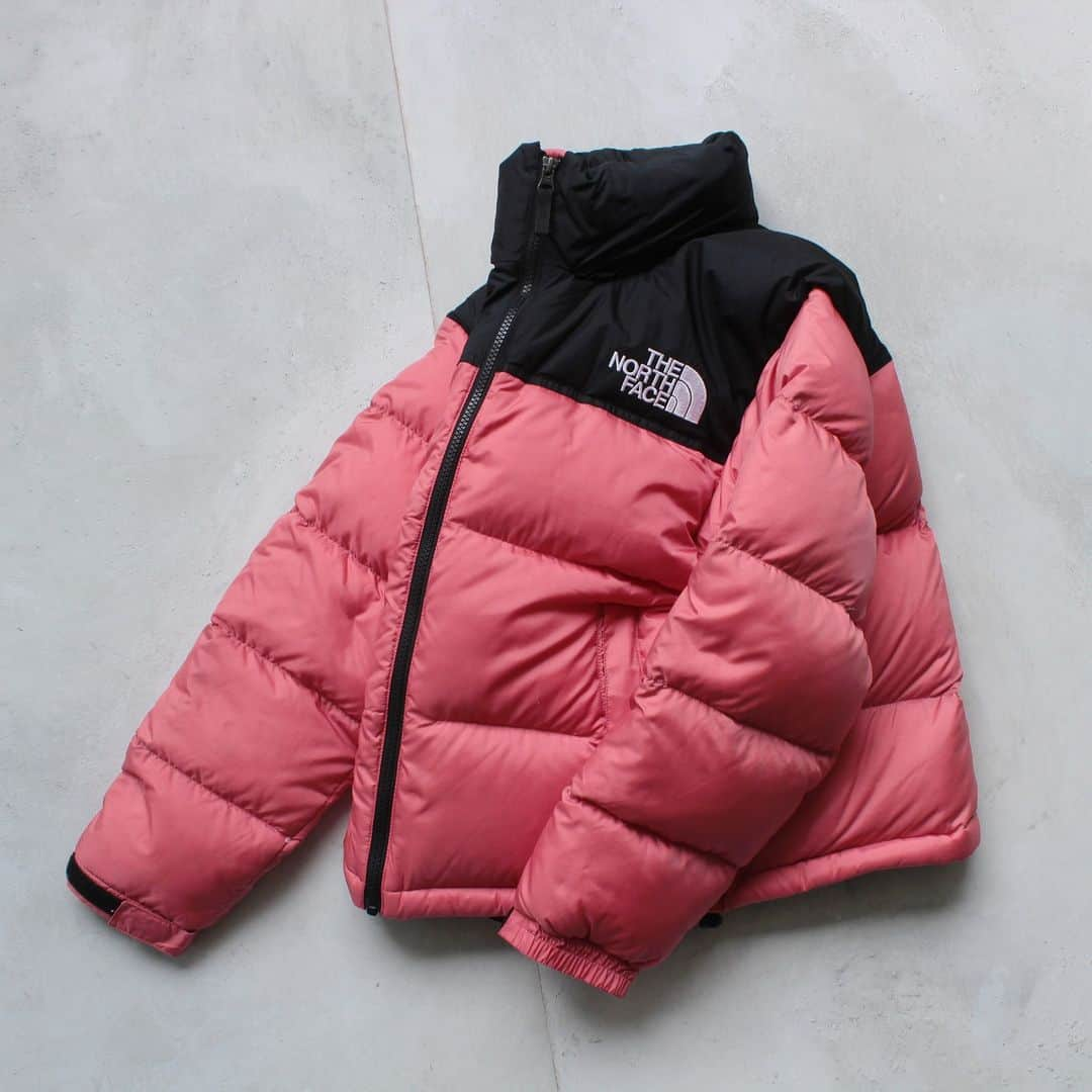 RAGTAGのインスタグラム：「THE NORTH FACE ￥23,100 size:M  冬空に映えるピンクがスタイリングの主役に最適  安心な機能性とボトムとも相性抜群な丈感で アウトドアからタウンユースまで活躍できる一枚 _   #古着 #ブランド古着 #古着ファッション #THENORTHFACE #ザノースフェイス #ダウンジャケット #downjacket #ヌプシ #ダウンコーデ #アウトドアコーデ #アウトドアスタイル #秋服コーデ #冬服ファッション #autumnoutfit #autumnfashion #dailylook #tokyovintage #tokyovintageshop #ootd #東京古着屋 #名古屋古着屋 #大阪古着屋 #京都古着屋 #福岡古着屋」